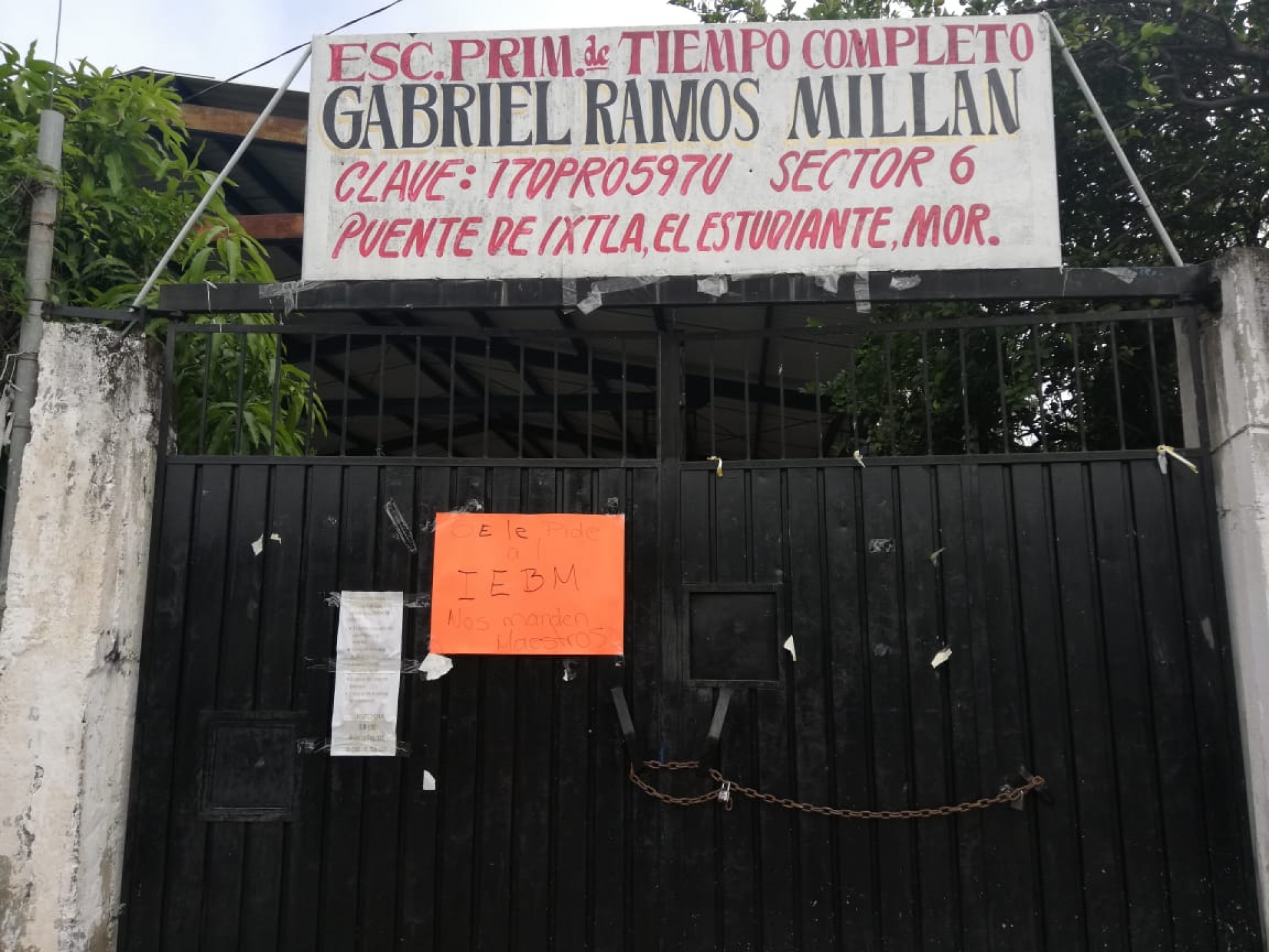 Toman madres de familia primaria en Puente de Ixtla