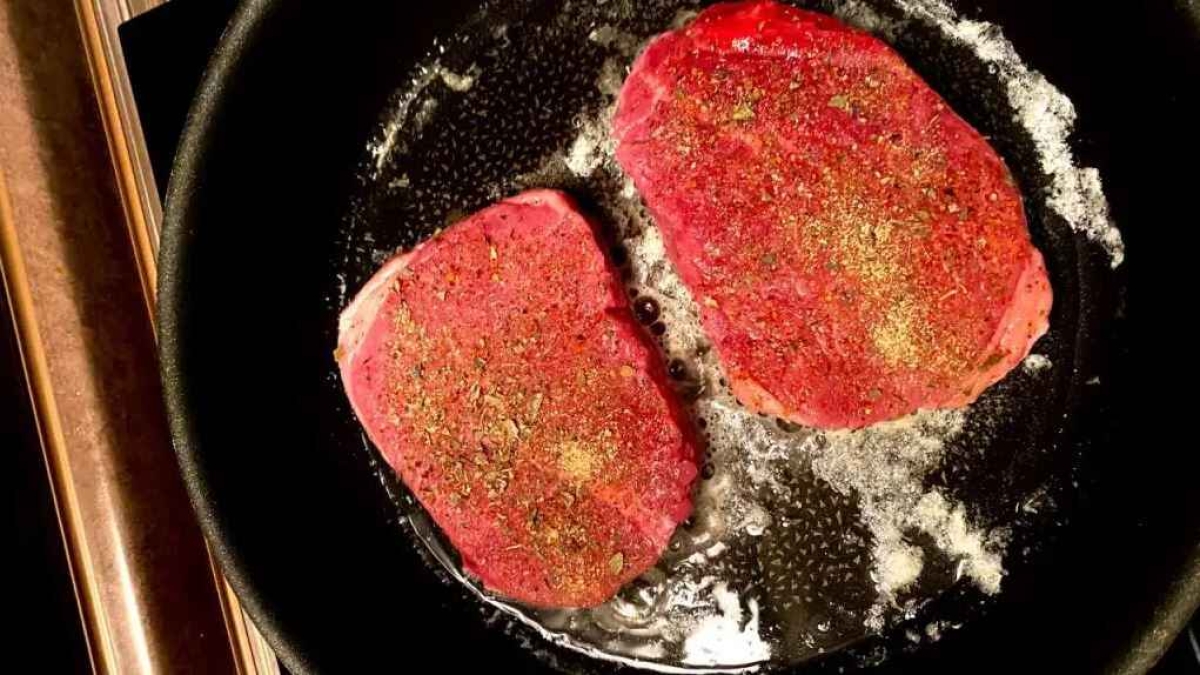 ¿Qué es la espuma blanca que sale cuando cocinamos carne y cómo podemos evitarla?