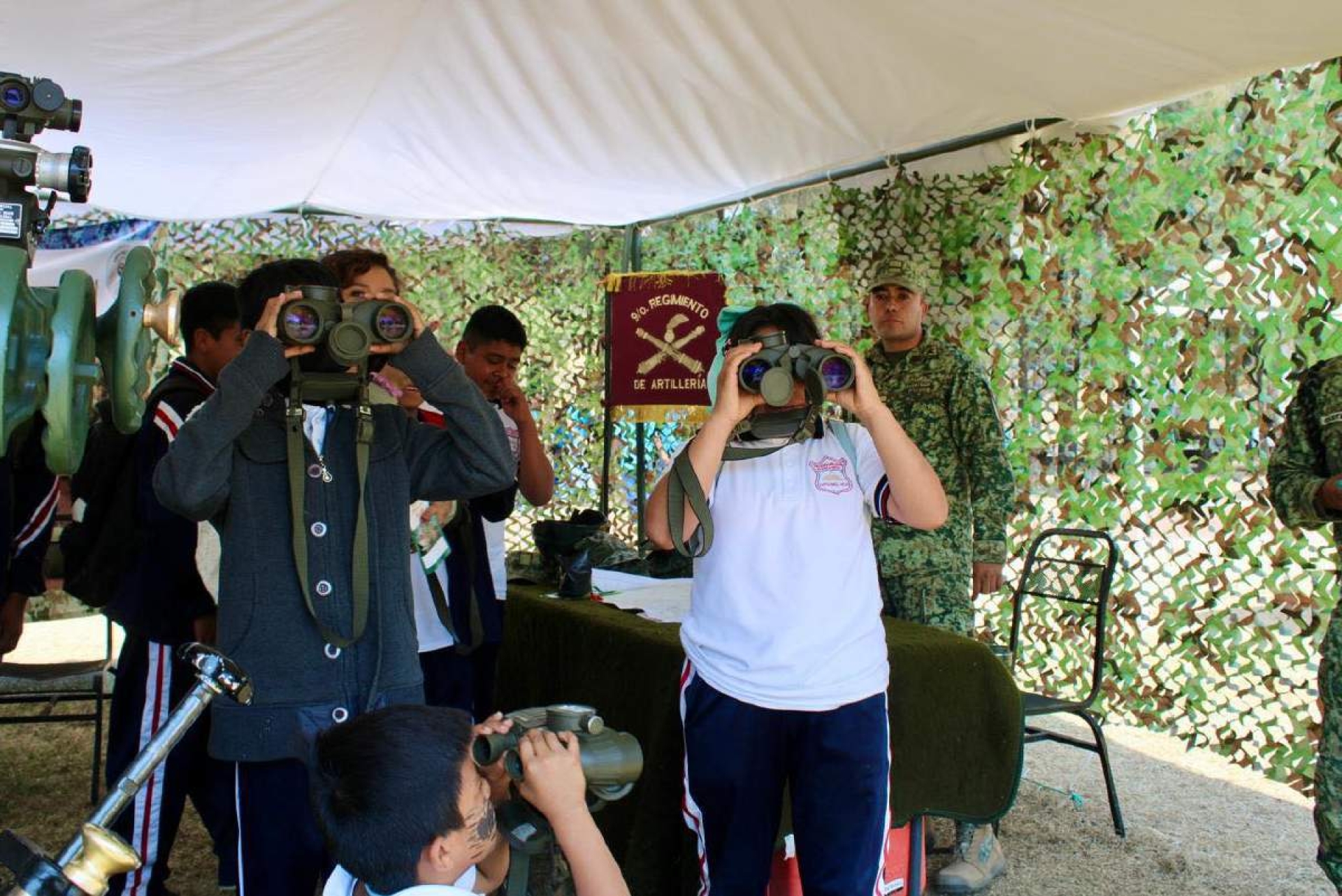 Estudiantes de Yecapixtla visitan exposición del Ejército en la 24/a Zona Militar