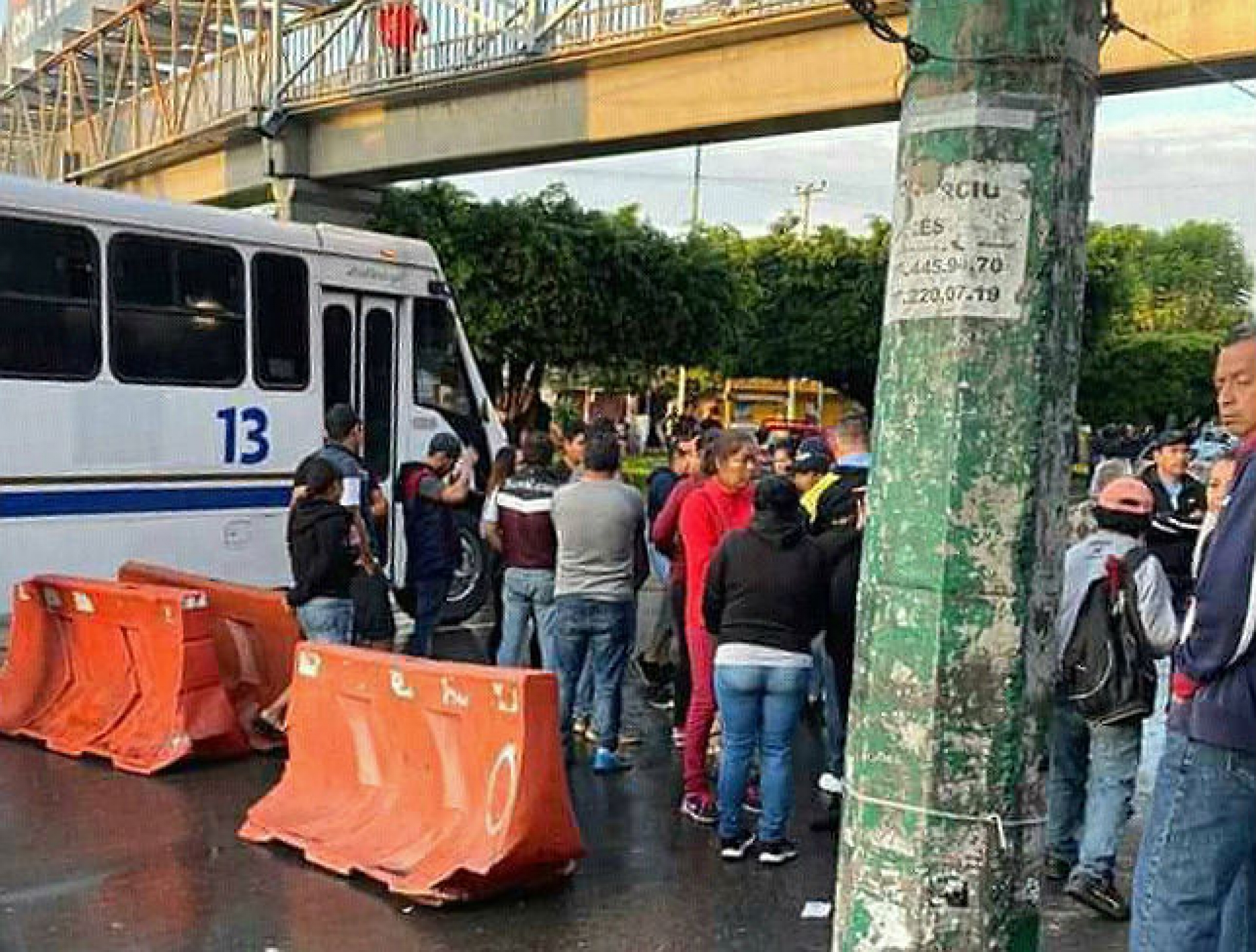 Comerciantes protestan en inmediaciones del IMSS, en Plan de Ayala