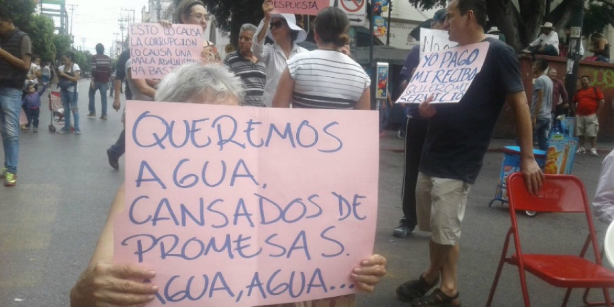 Exigen vecinos del centro de Cuernavaca al SAPAC suministro de agua potable; bloquean avenida