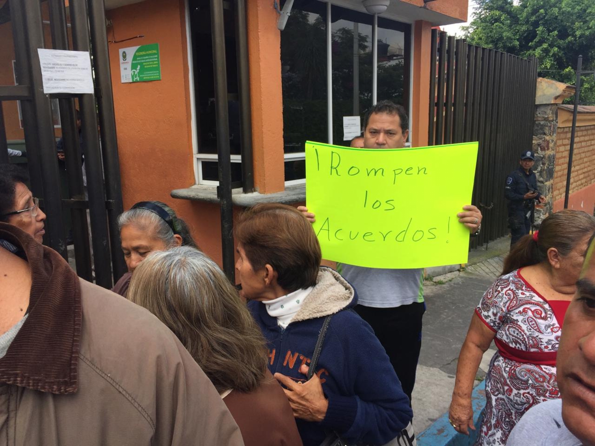 Protestan colonos y comerciantes en la Tesorería capitalina