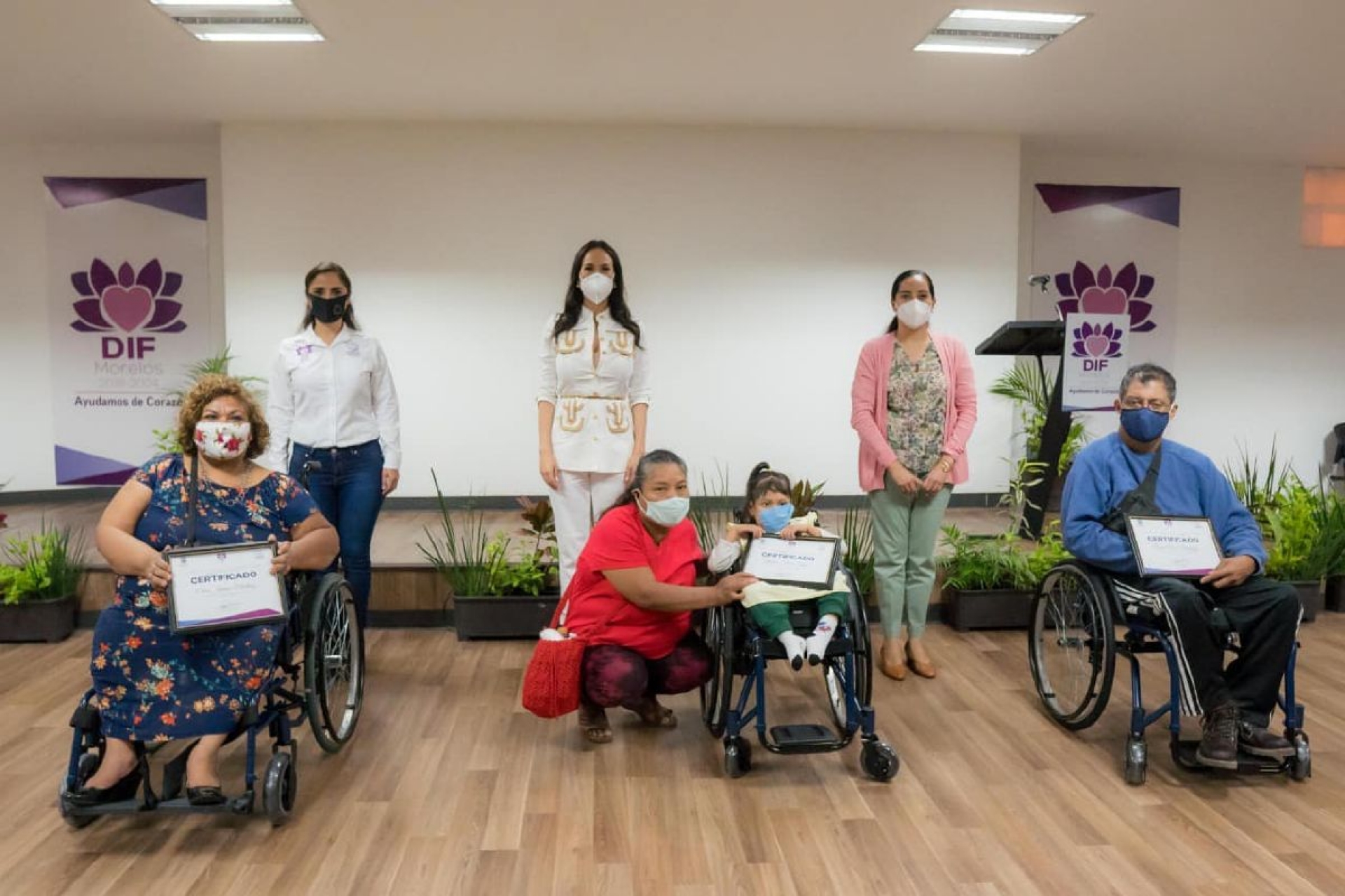 Entrega DIF sillas de ruedas a morelenses con discapacidad