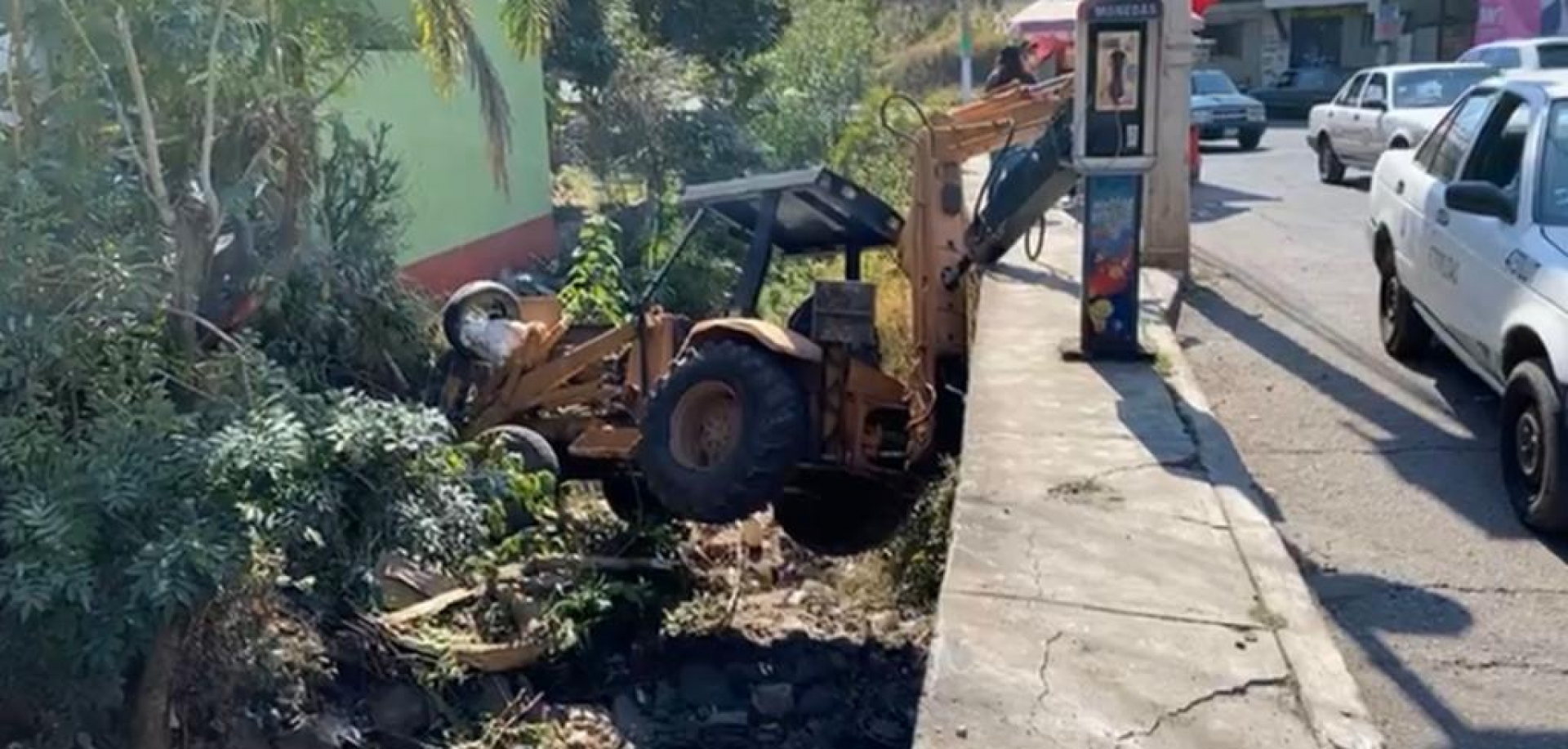 Conductor de retroexcavadora resultó herido tras caer a barranca