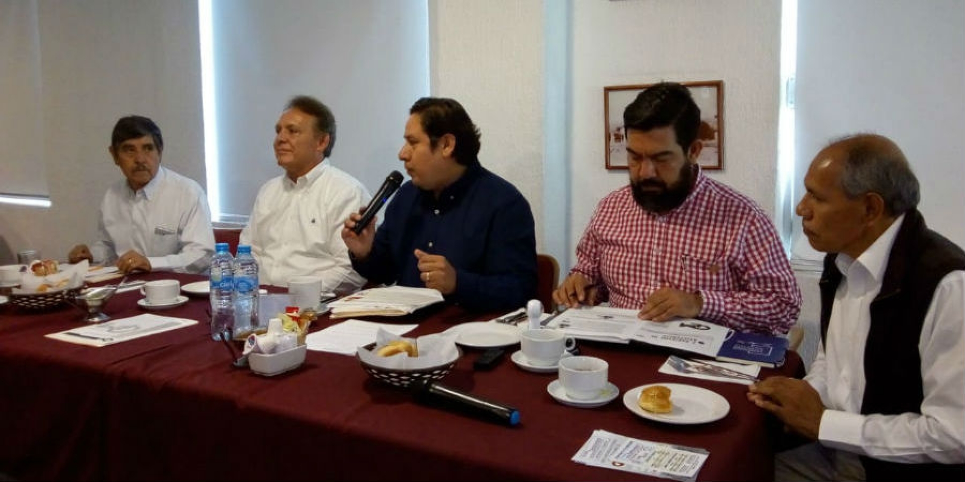 Se reúne candidato del PRI a gobernador con integrantes del Colegio de Ingenieros Civiles