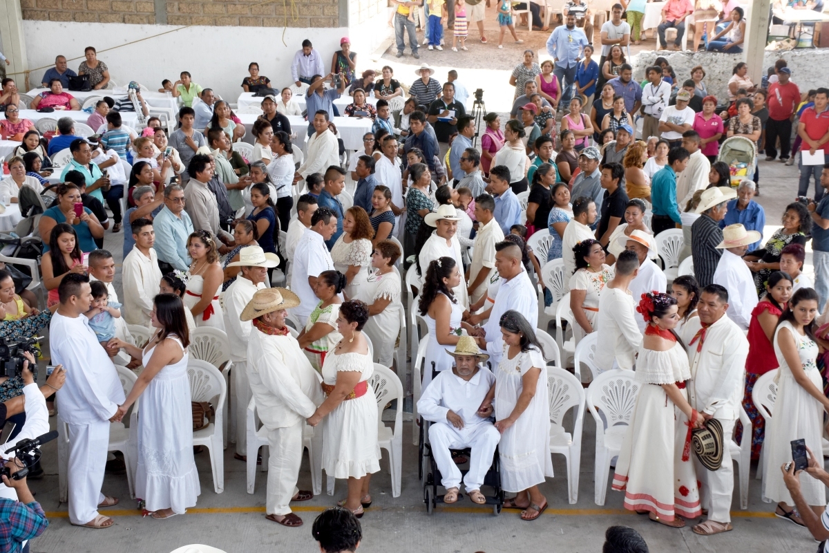 Celebran en Tetelpa boda colectiva bajo rito indígena