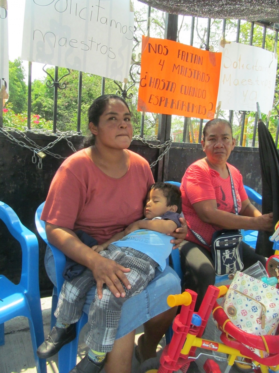 Aceptan sólo dos maestros y abren secundaria en Jojutla