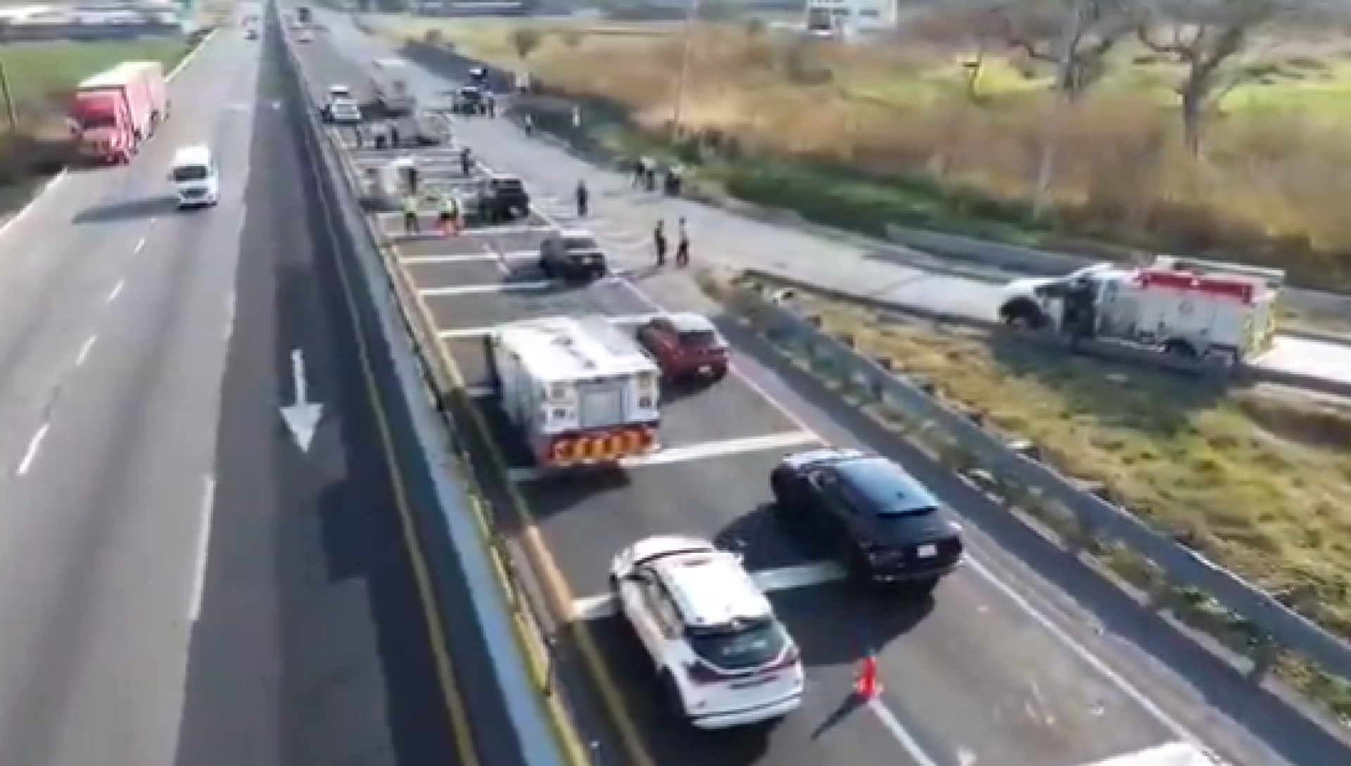 Vuelca vehículo de transporte de gas L.P. sobre autopista México-Cuernavaca, kilómetro 105