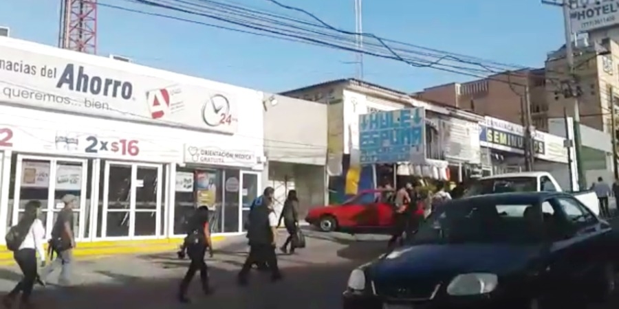 Ante embotellamientos, la gente camina rumbo a Cuernavaca