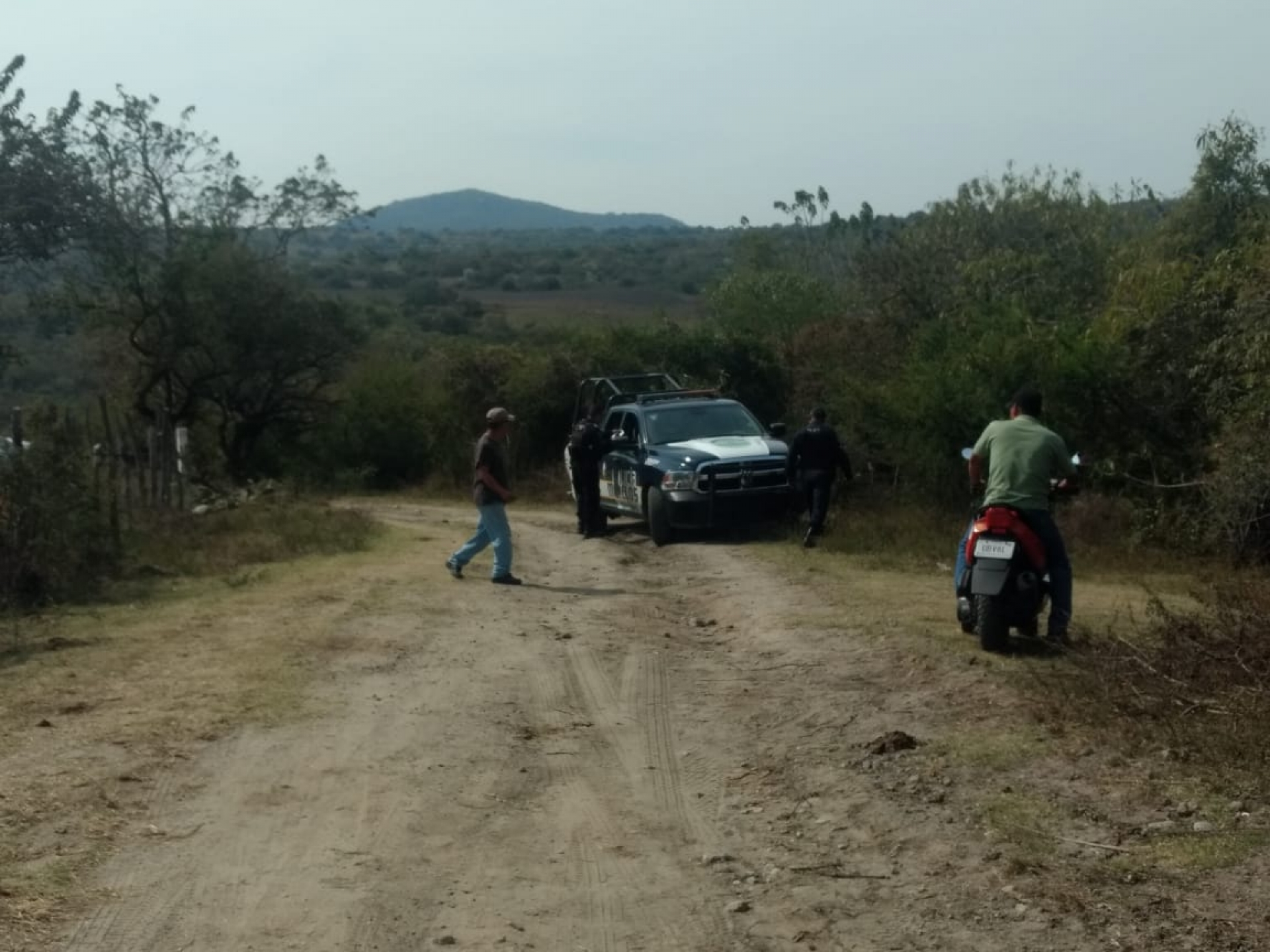 Abandonan los cuerpos sin vida de una pareja en una terracería