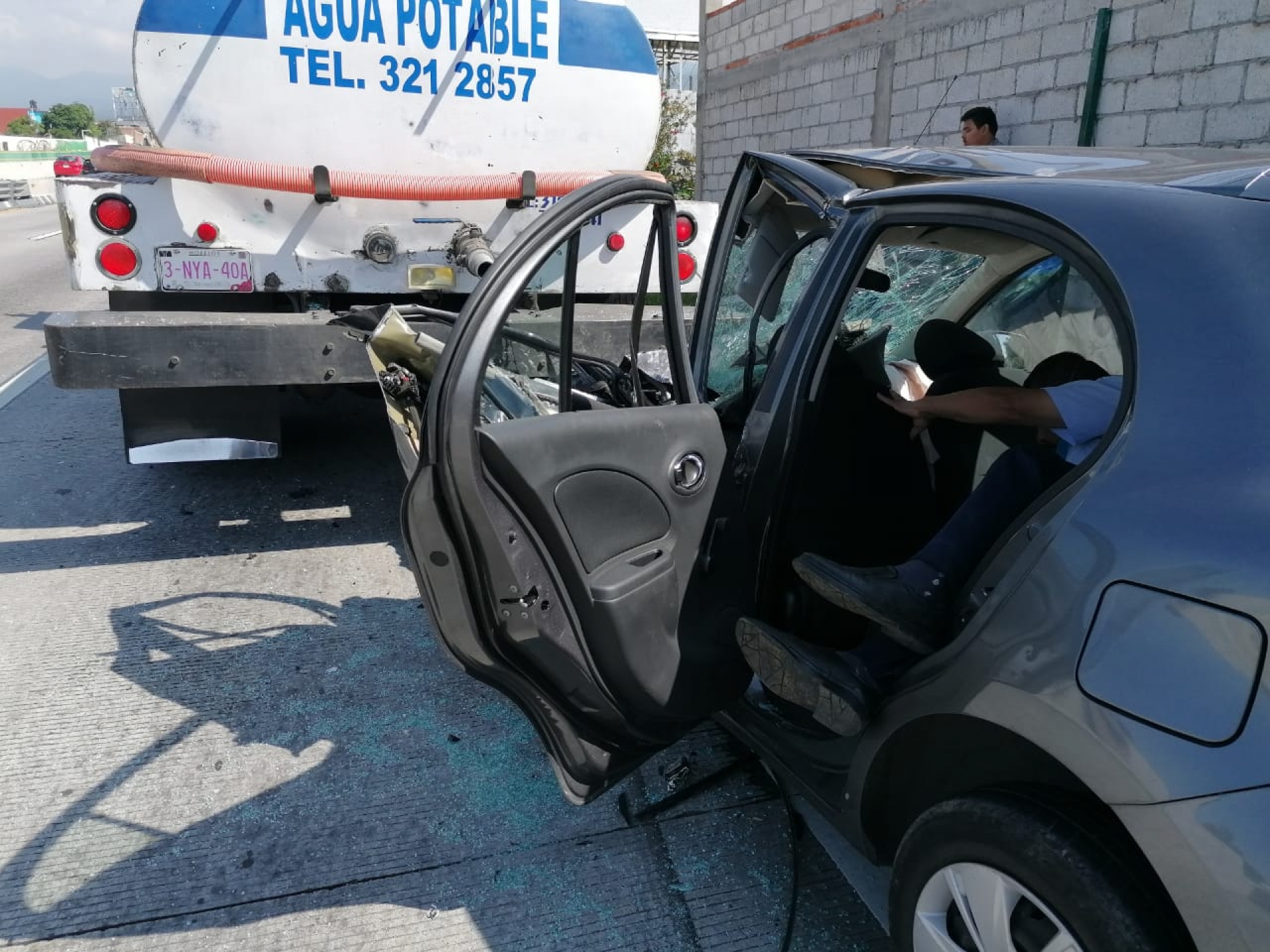Automóvil se impacta contra pipa de agua en el paso exprés