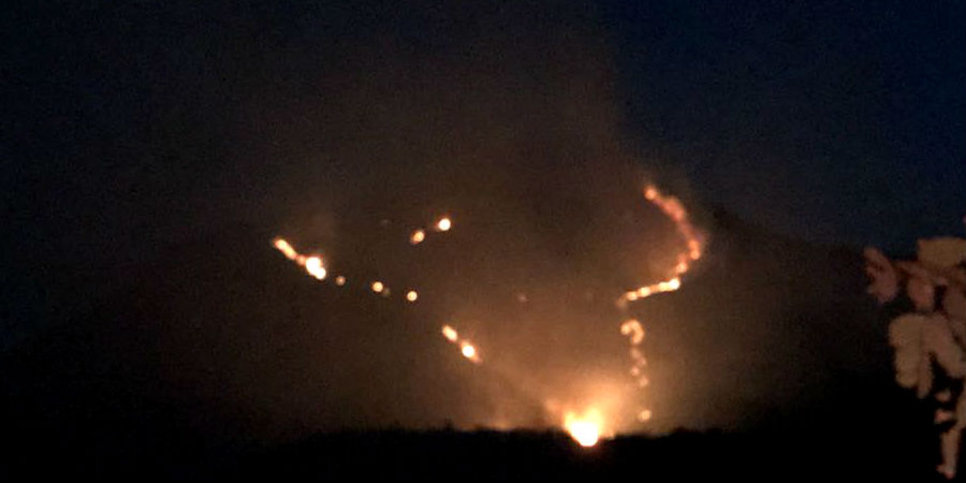 Combaten bomberos incendio en cerro de Temixco