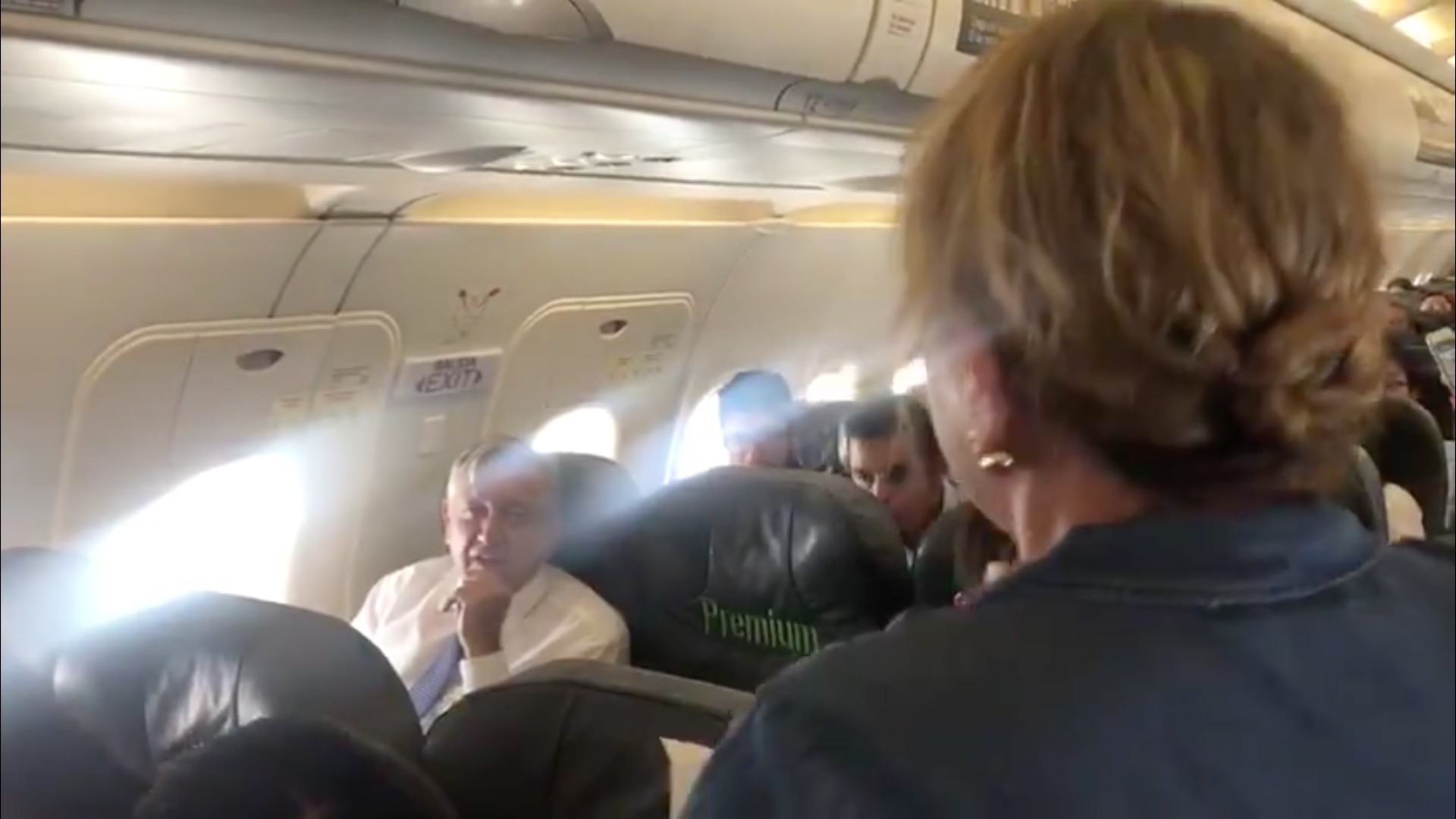 VIDEO: Mujer se levanta y le canta a AMLO en pleno vuelo