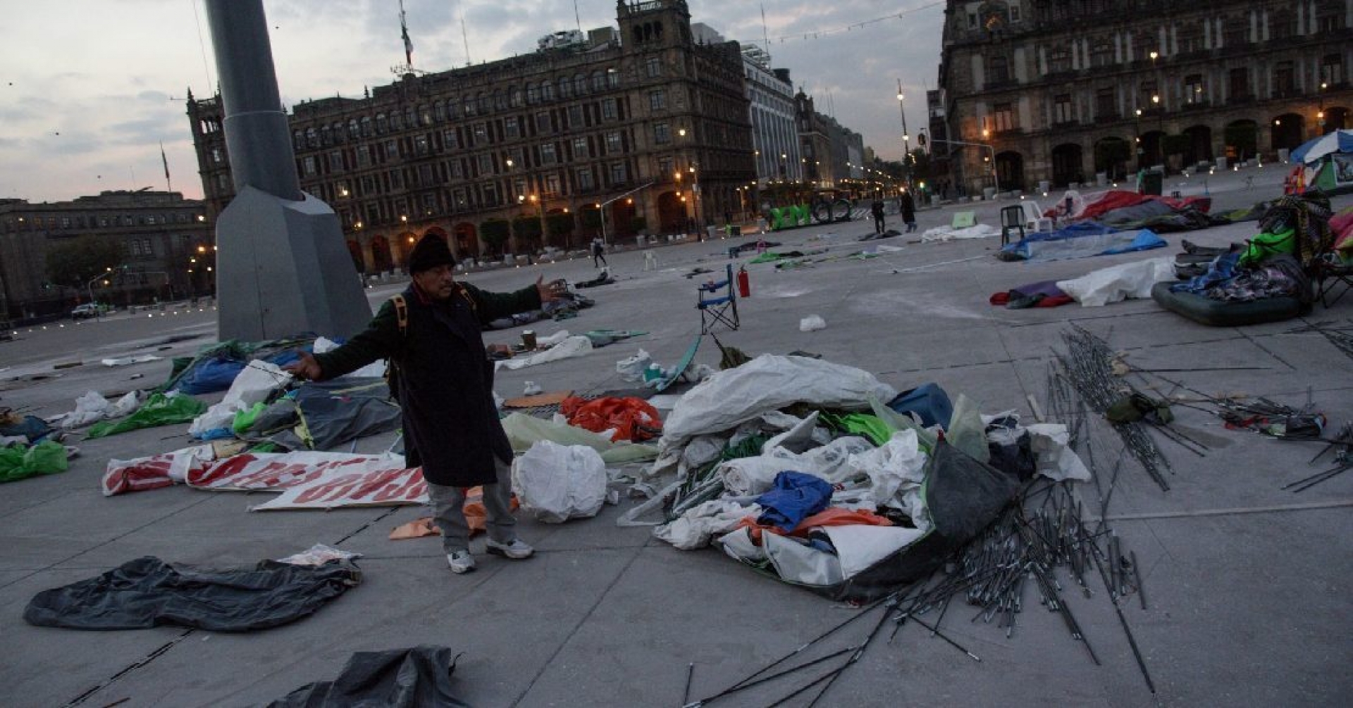 Retiran casas vacías del FRENA en el Zócalo
