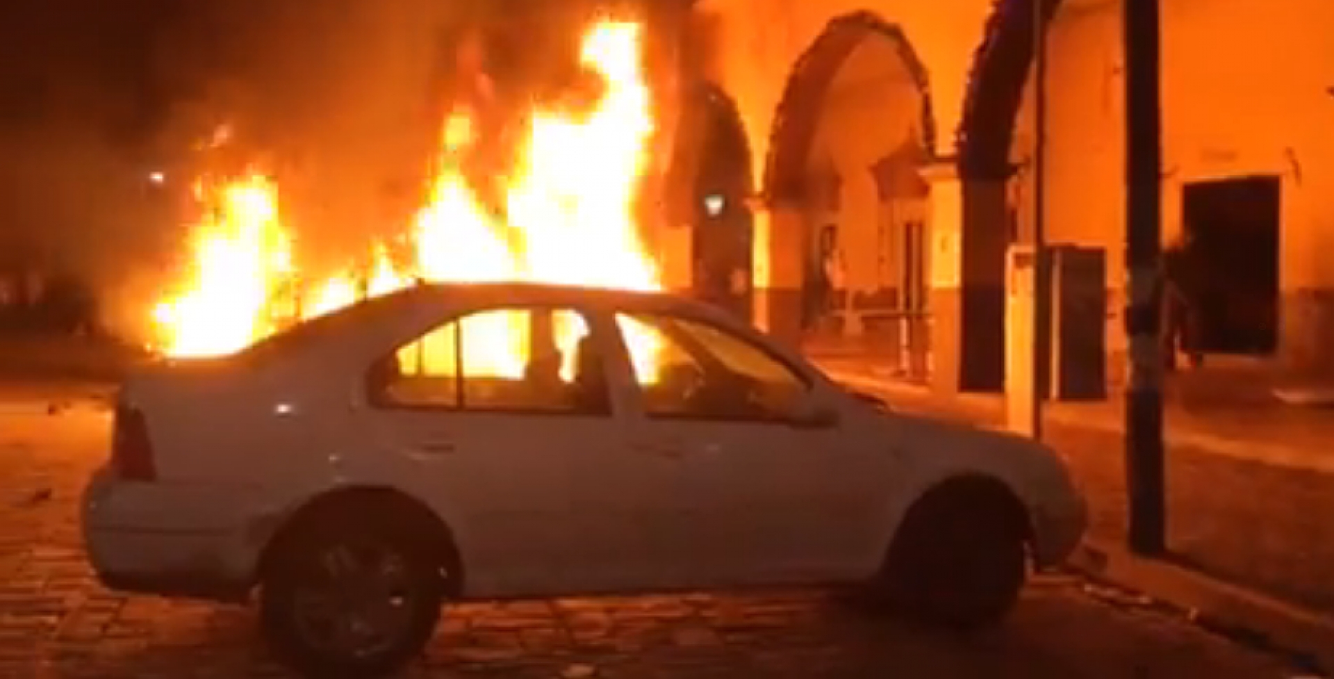 Habitantes de Tepalcingo queman dos vehículos y causan destrozos en el palacio municipal