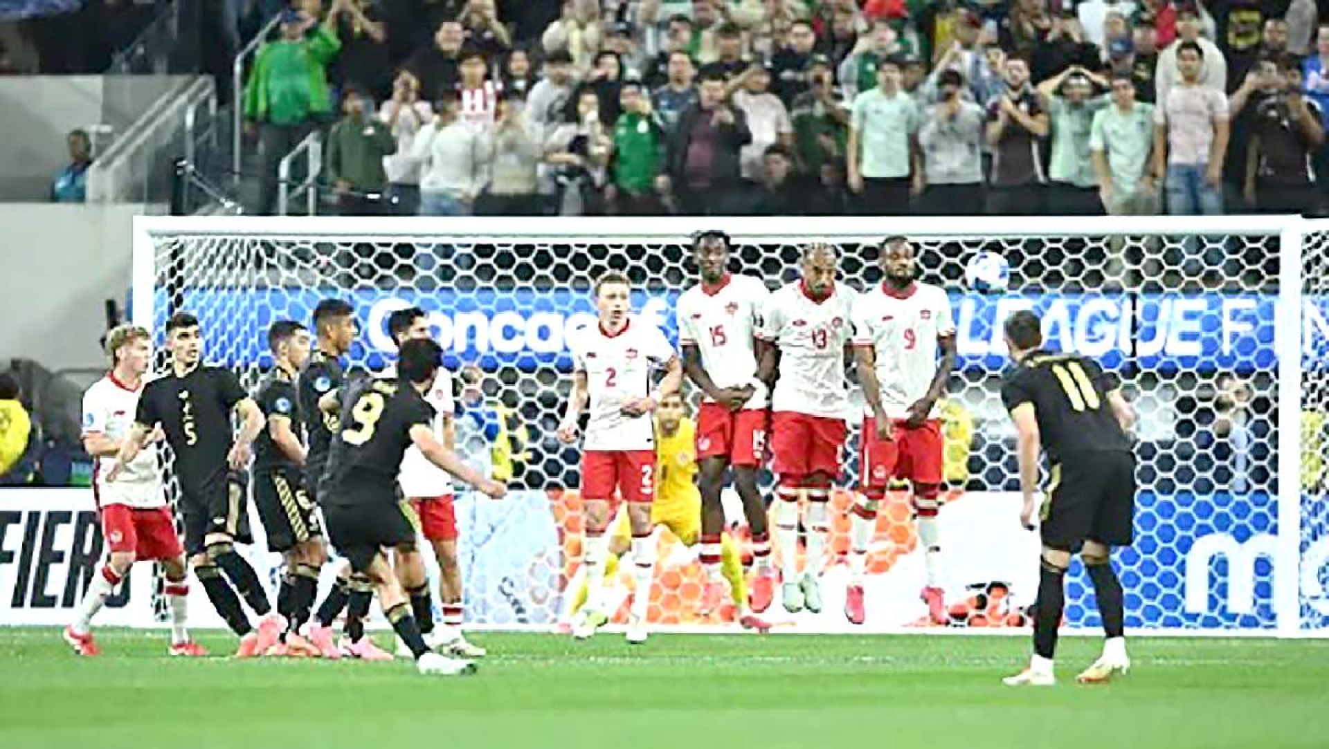 México se impone 2-0 a Canadá
