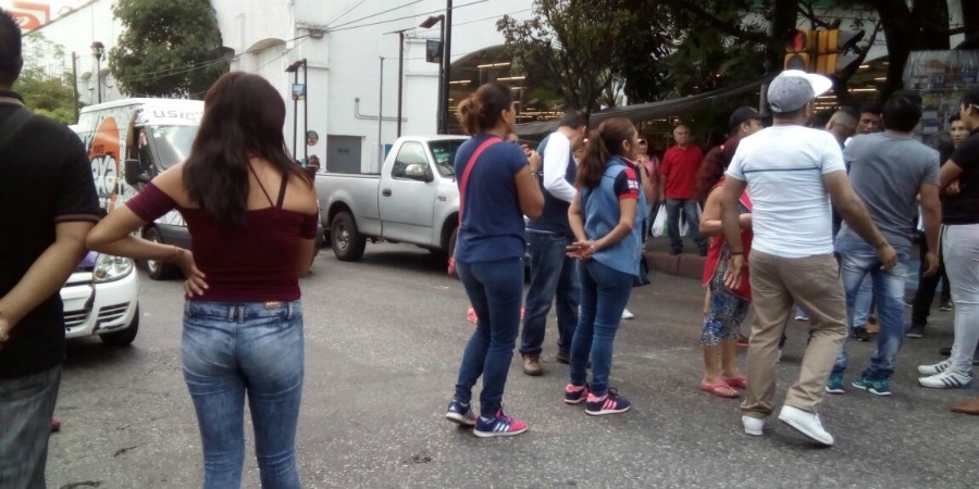 Se manifiestan locatarios de Plaza Lido; bloquearon la avenida Morelos