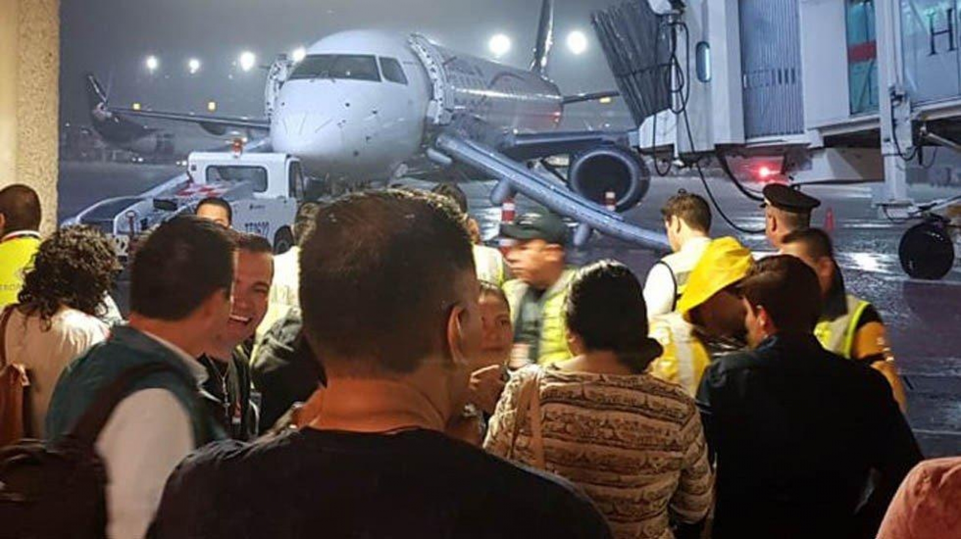 VIDEO: Evacúa Aeroméxico a 65 pasajeros; utilizan toboganes de emergencia