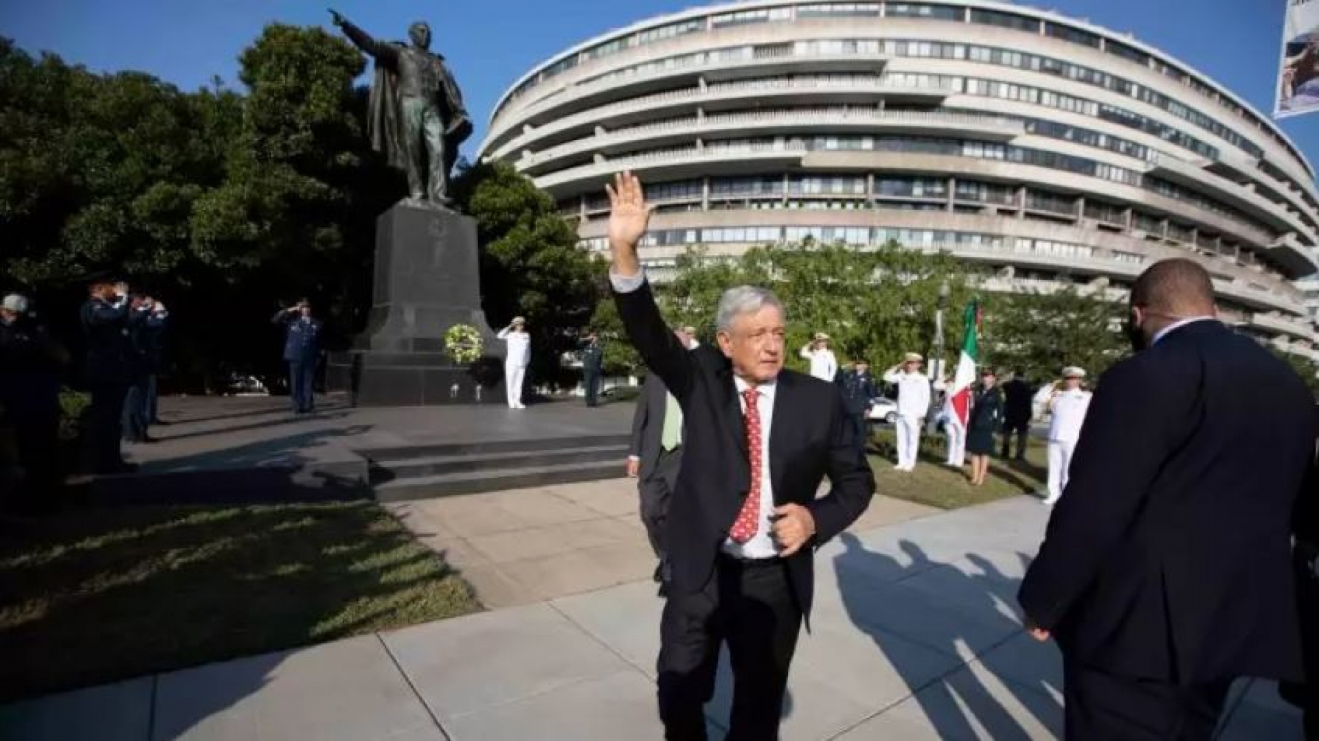 AMLO vuela de regreso a la CDMX después de visita a EU; hará escala en Miami