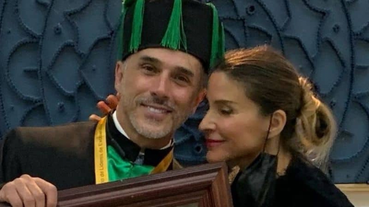 Sergio Mayer presume que recibió doctorado "Honoris Causa"