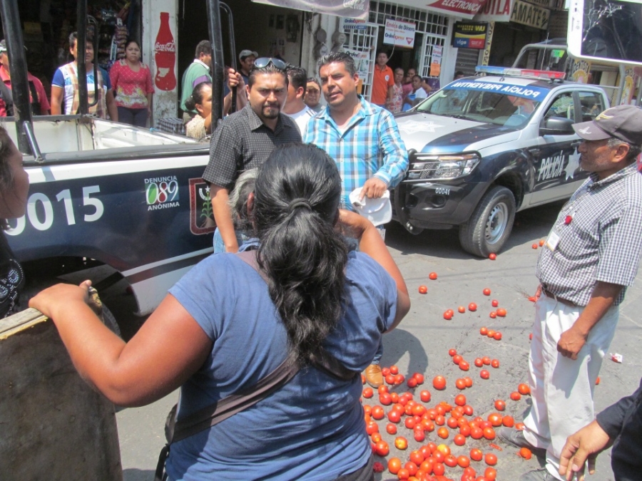 Retiran con la fuerza pública en Jojutla, una carretilla de vendedora ambulante