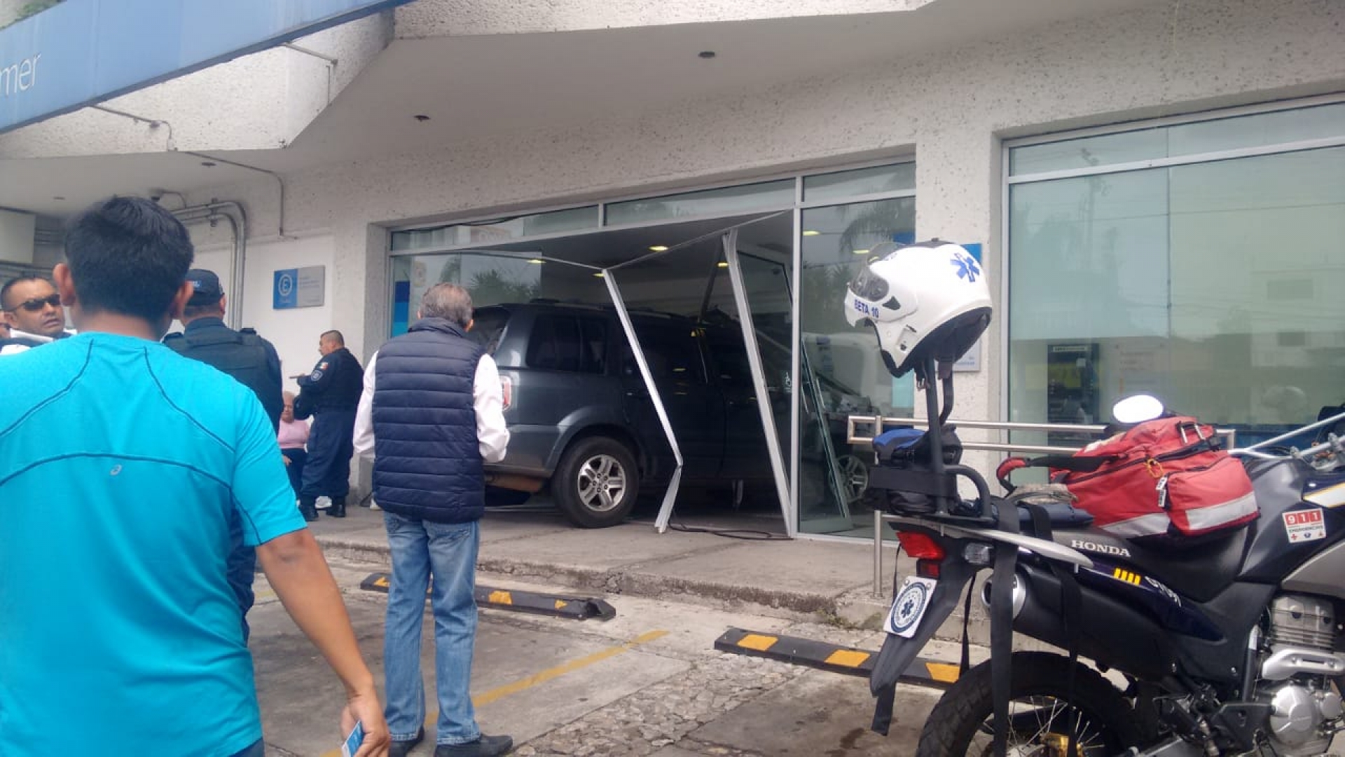 Camioneta se impacta contra un banco, en Cuernavaca