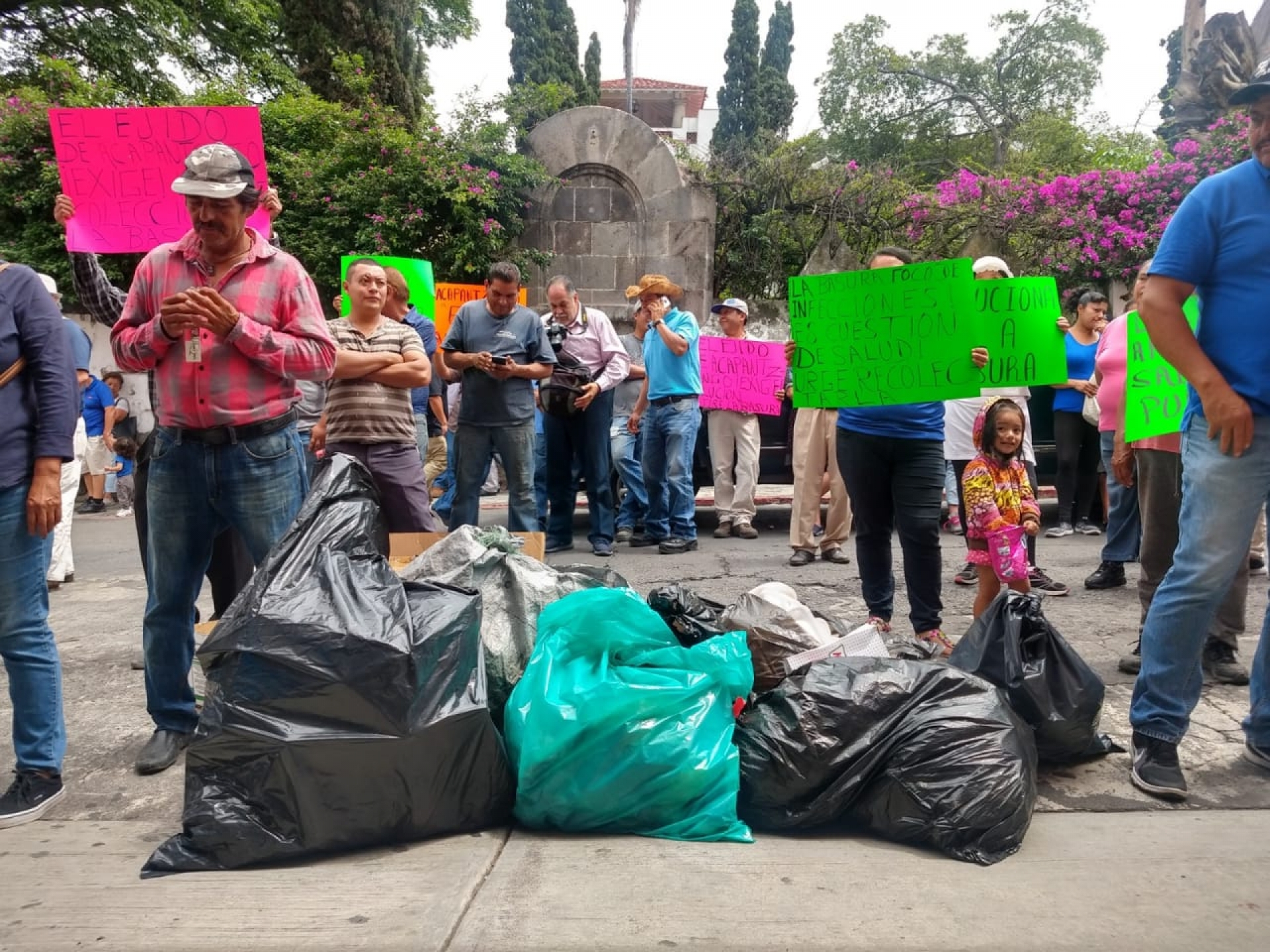 Protestan vecinos de Acapantzingo en el ayuntamiento capitalino; arrojan bolsas con basura