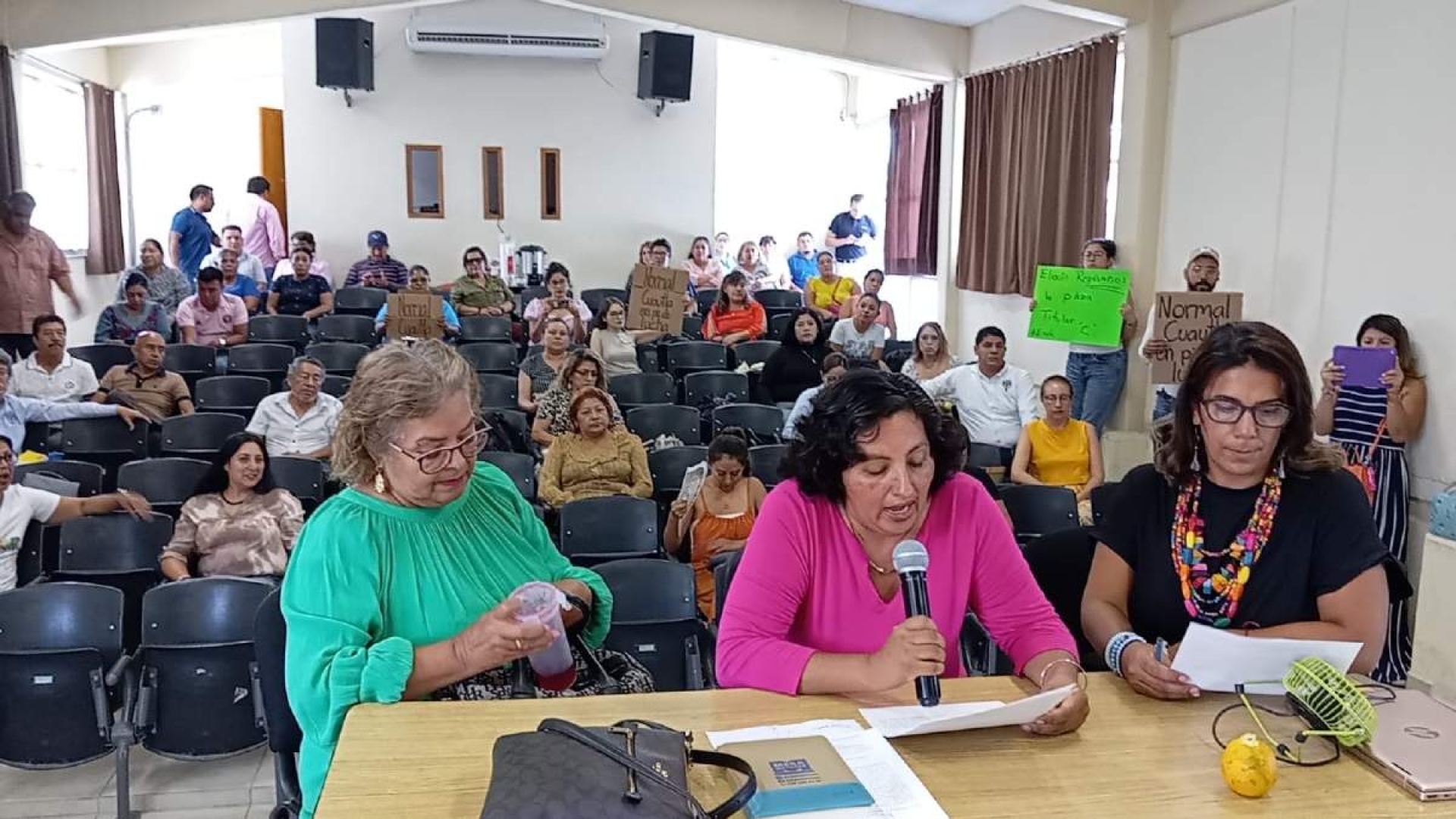 Protestan maestros de la Normal Urbana de Cuautla por falta de pagos