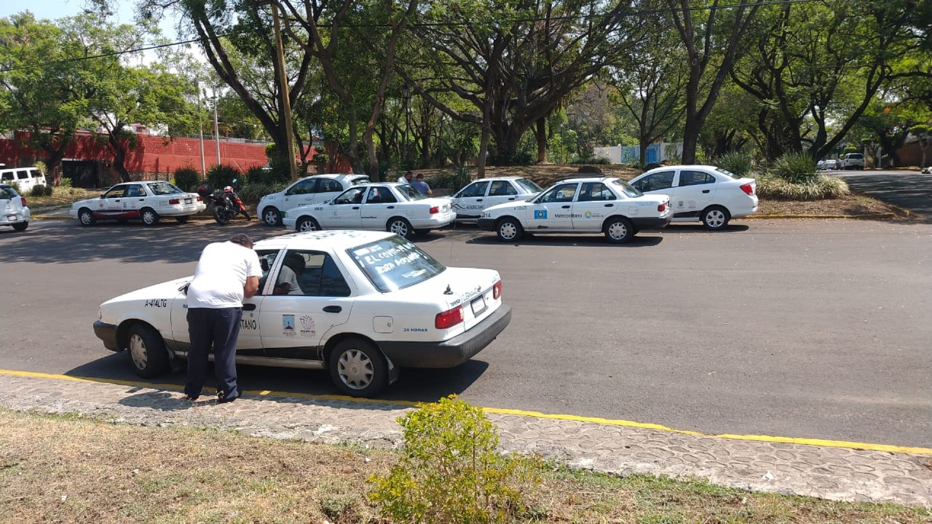 Se manifiestan taxistas en demanda de apoyos