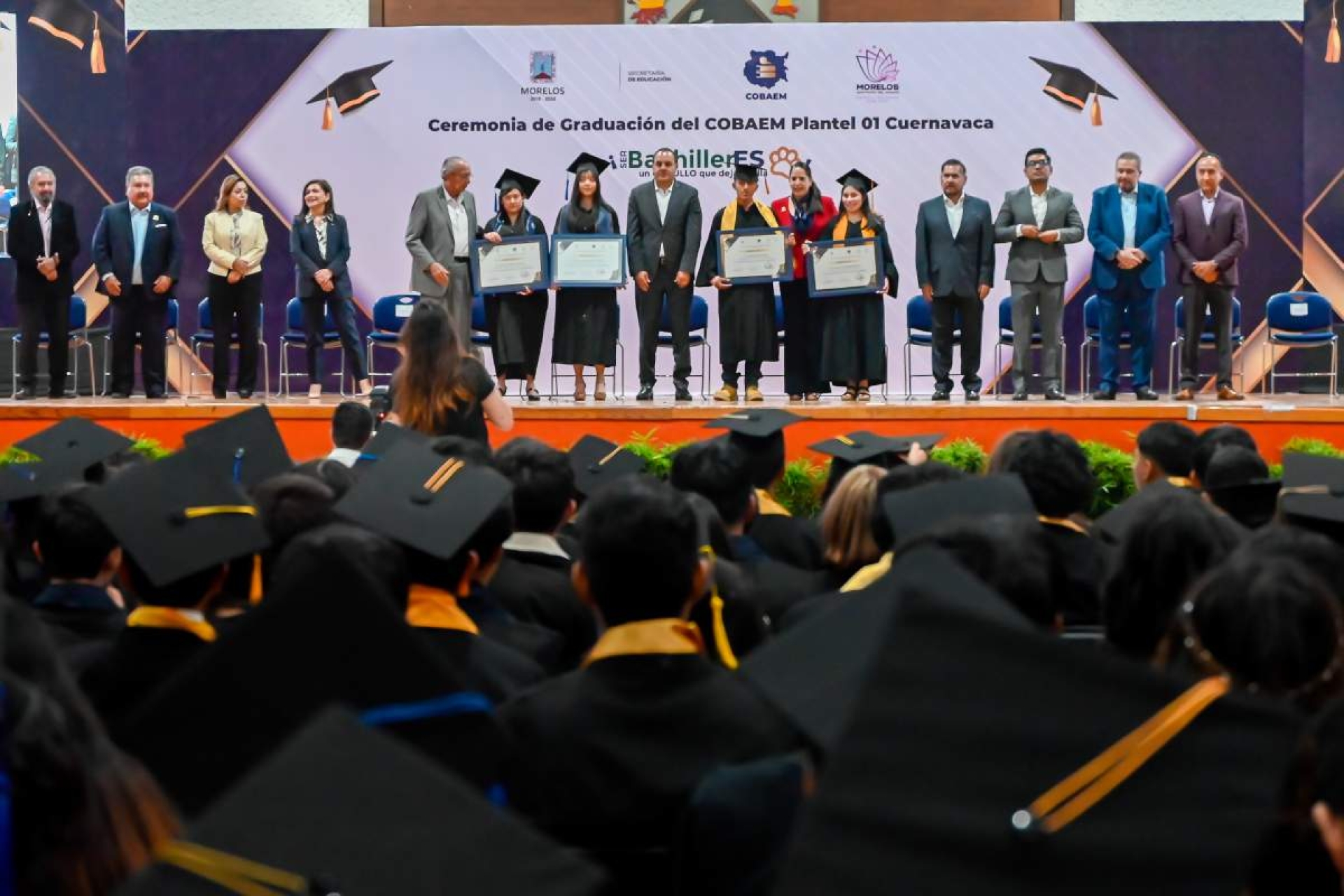 Acude Cuauhtémoc Blanco como invitado especial a ceremonia de graduación del Cobaem 01