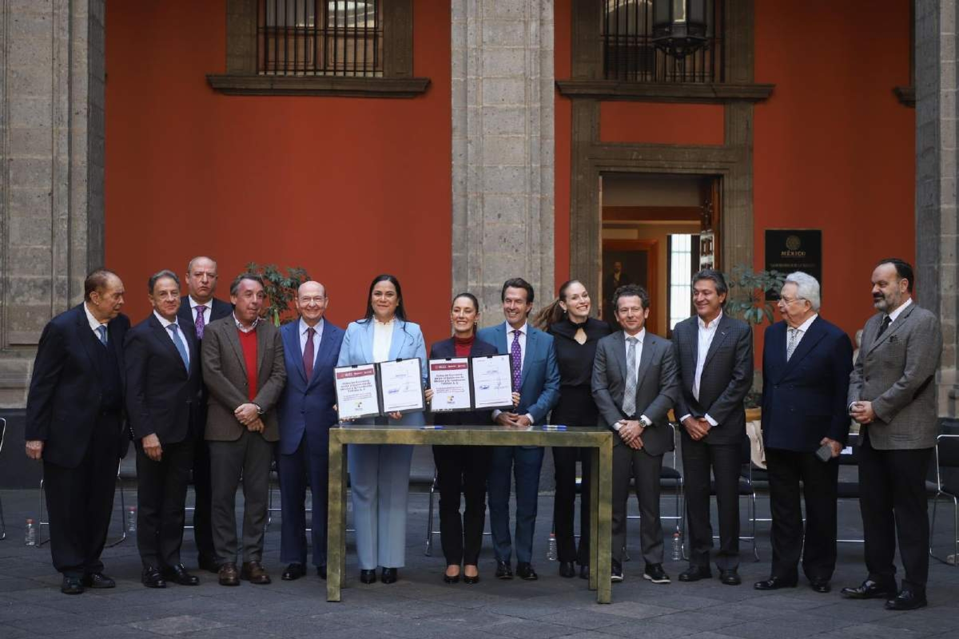 Destina Sheinbaum 900 mdp para apoyo a menores con discapacidad