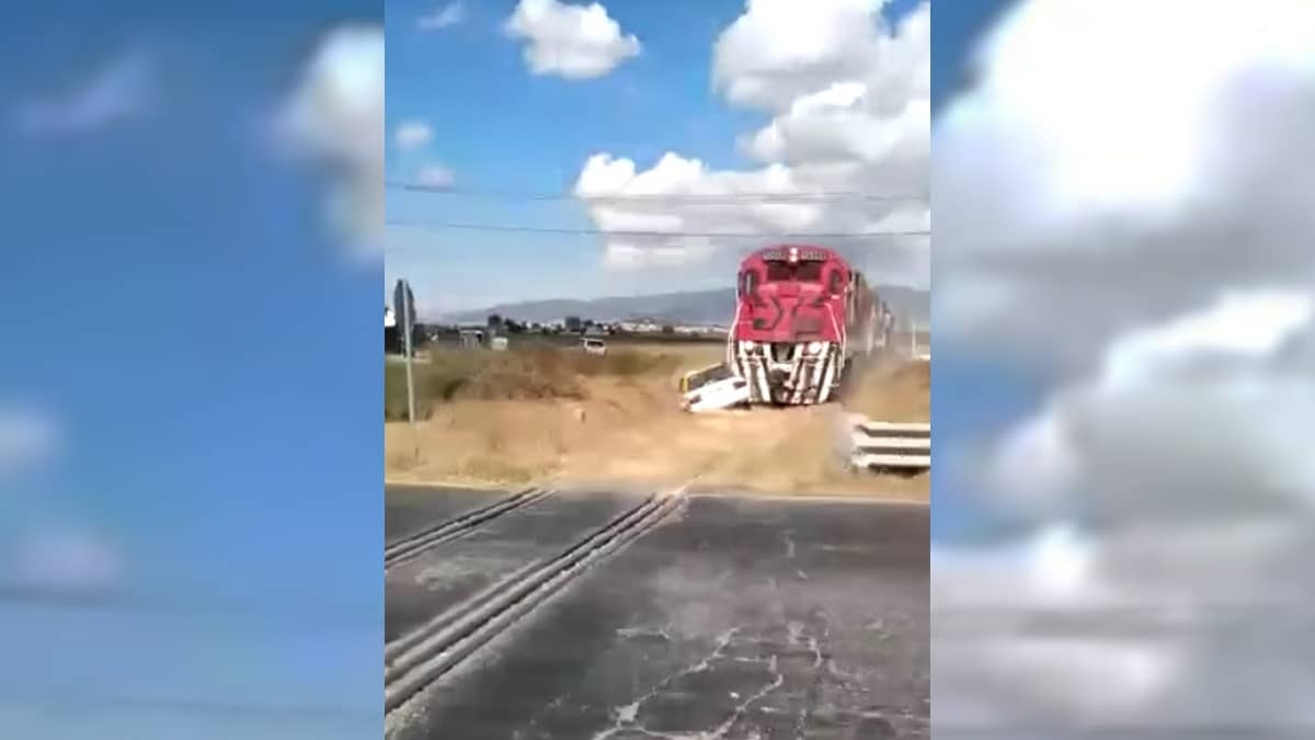 ¡Por ganarle el paso! Taxi es embestido por un tren