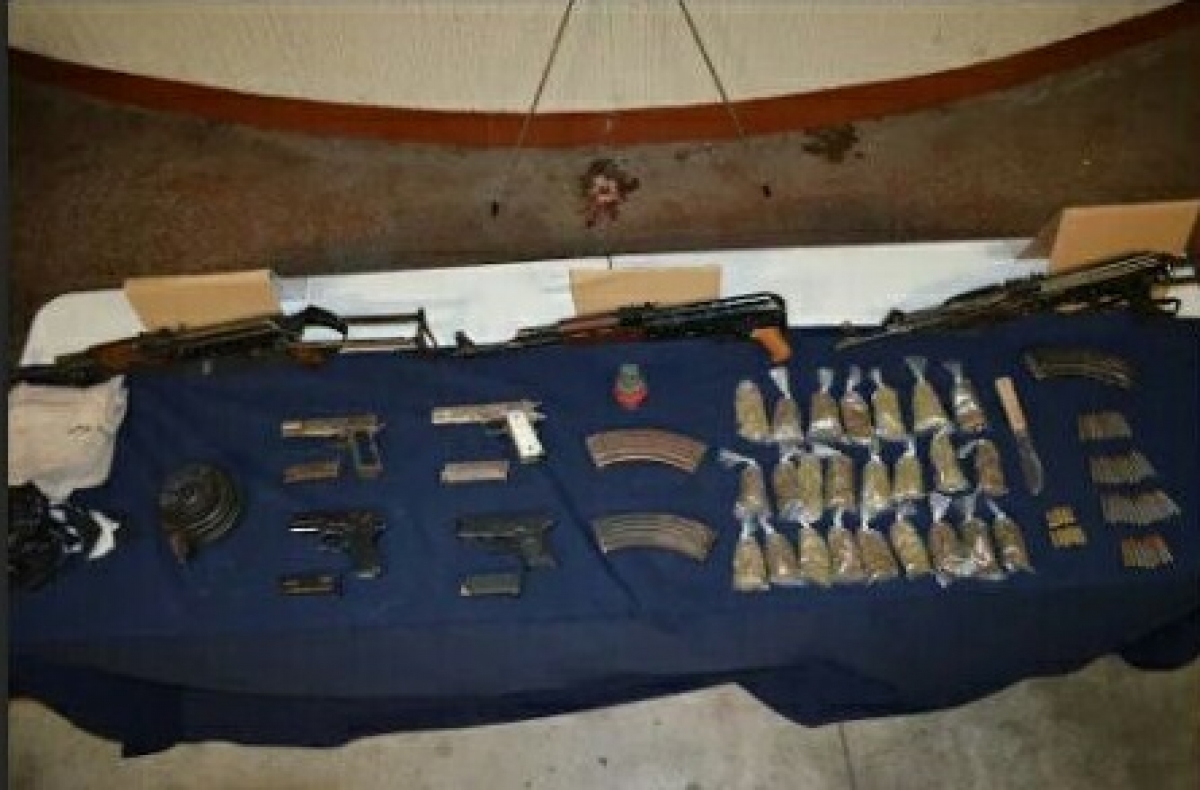 Llevaban armas de fuego, una granada y droga en una camioneta