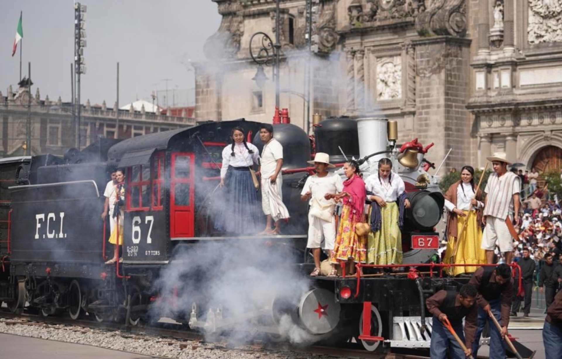 VIDEO: Llega la 'Revolución Mexicana' al Zócalo capitalino