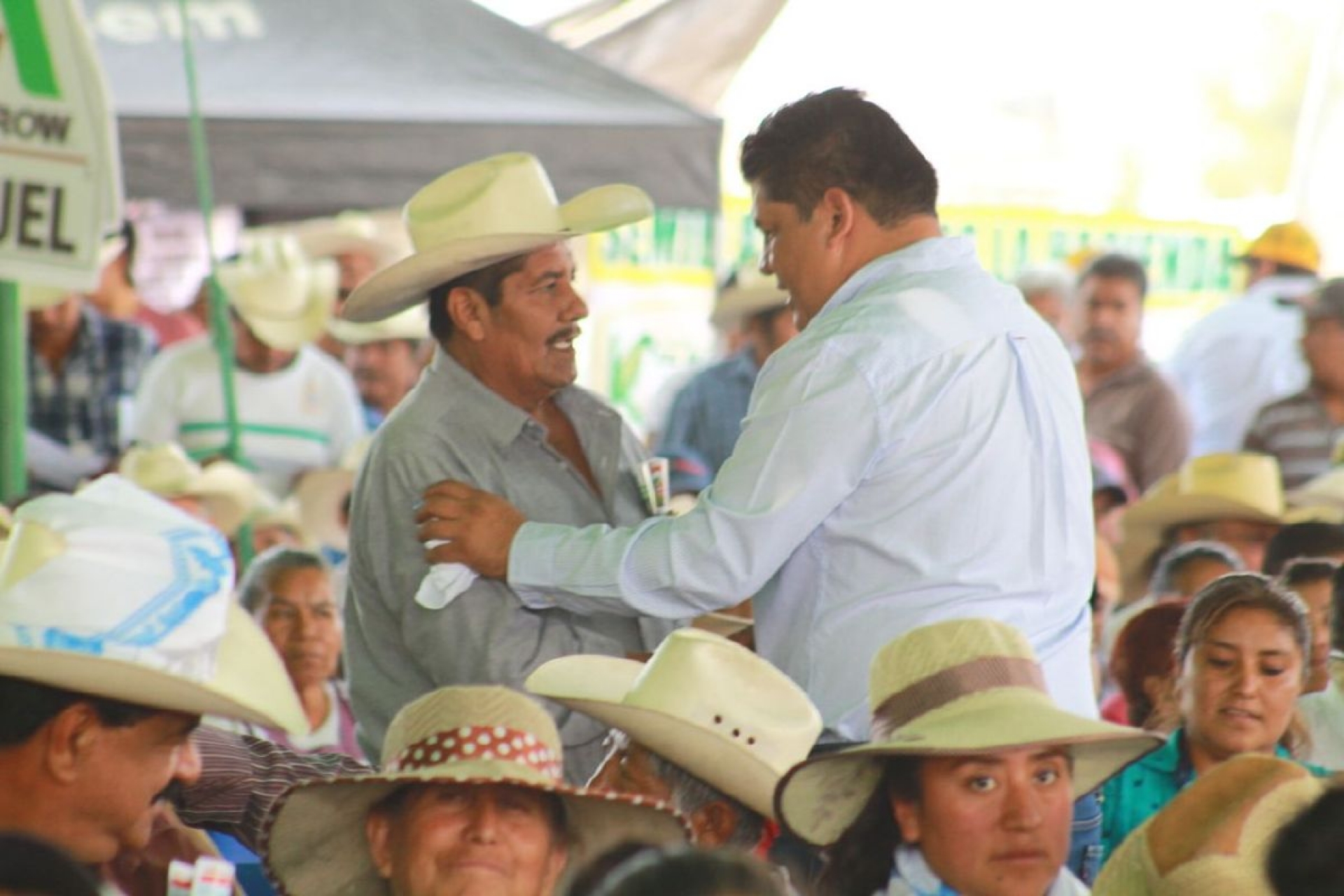 Entrega Paco Sánchez fertilizantes y semillas a los campesinos de Yecapixtla