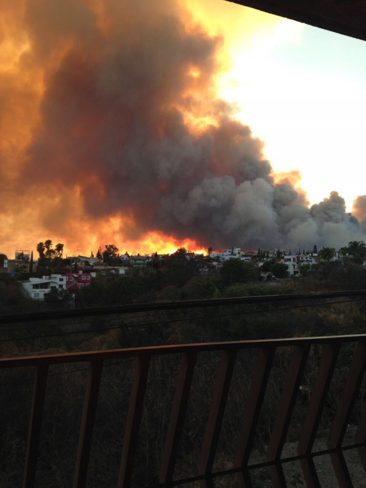 Diez los incendios fuera de control