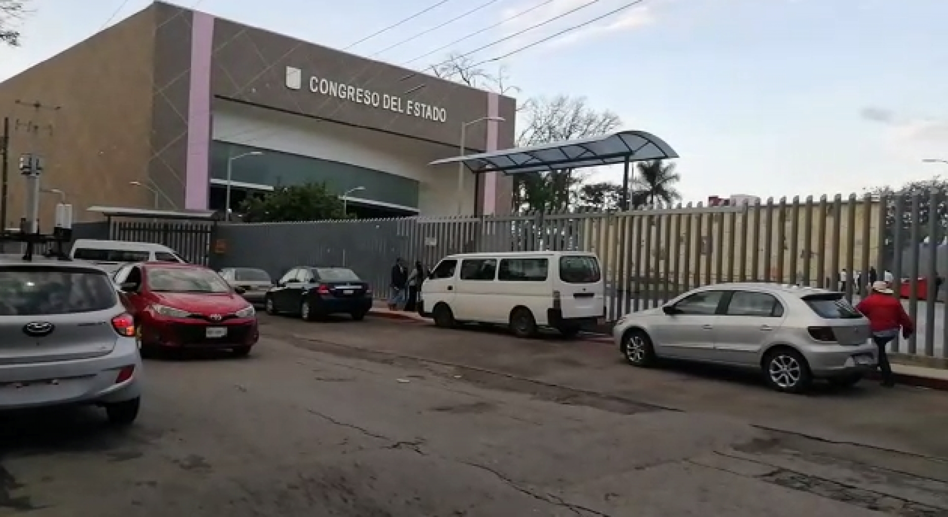 Toma grupo de pobladores de Hueyapan el Congreso del estado