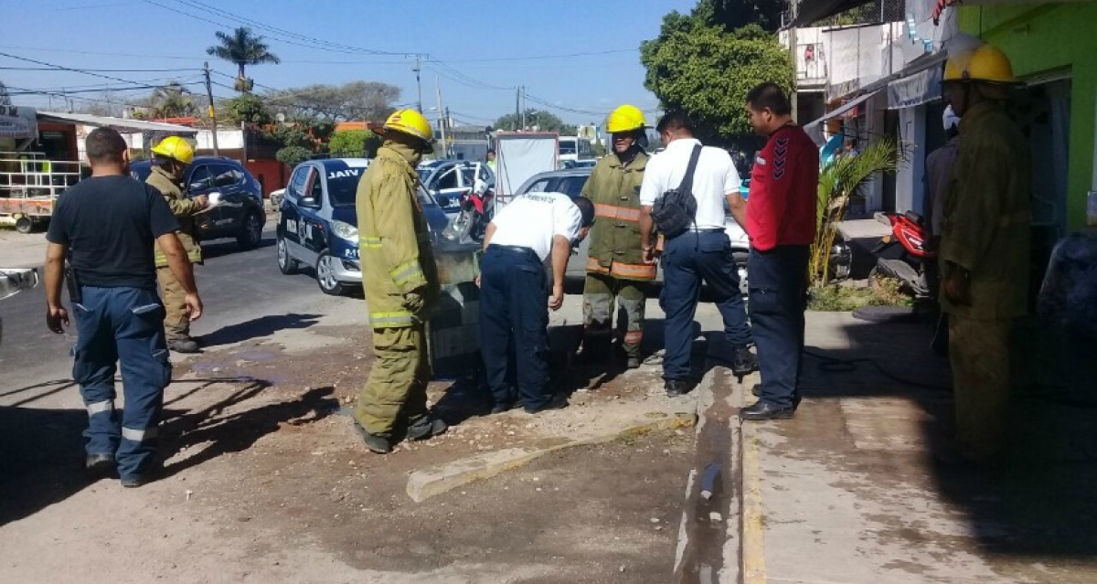 Bomberos sofocan incendio en un negocio de venta de pollos, en Cuautla