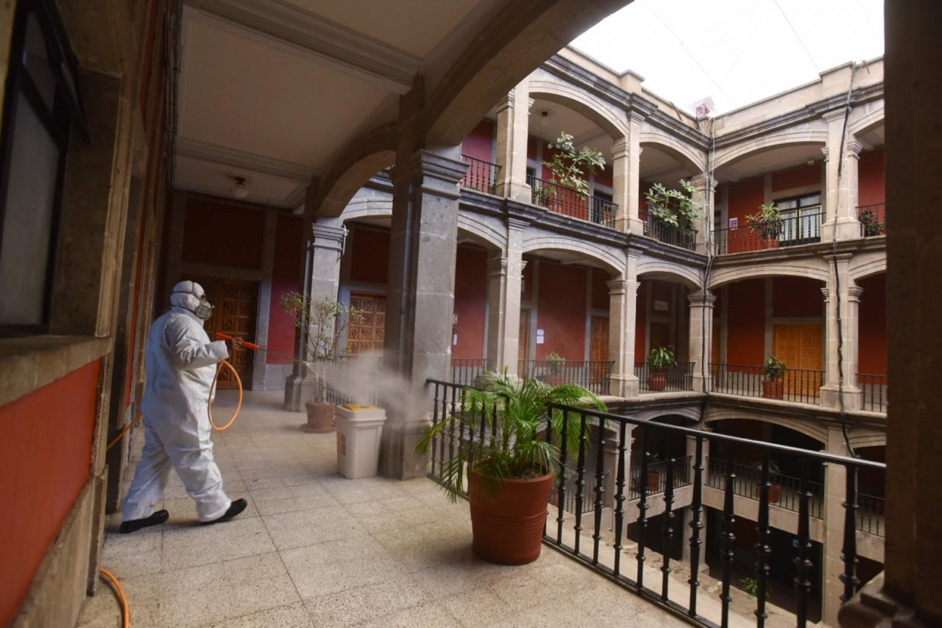 Llevan a cabo labores de sanitización en el palacio de gobierno