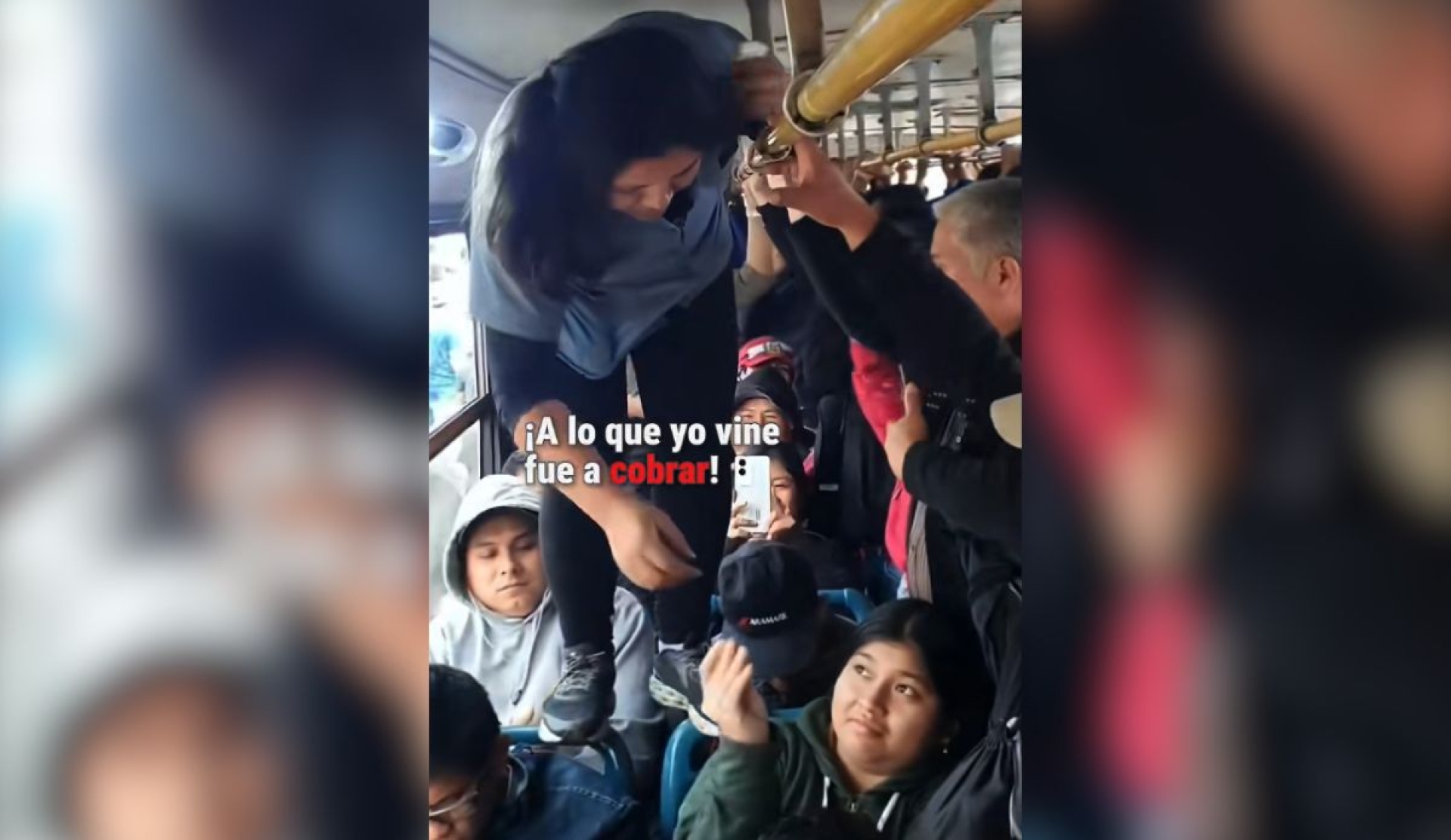 Cobradora se vuelve viral al caminar sobre asientos de bus lleno en Lima