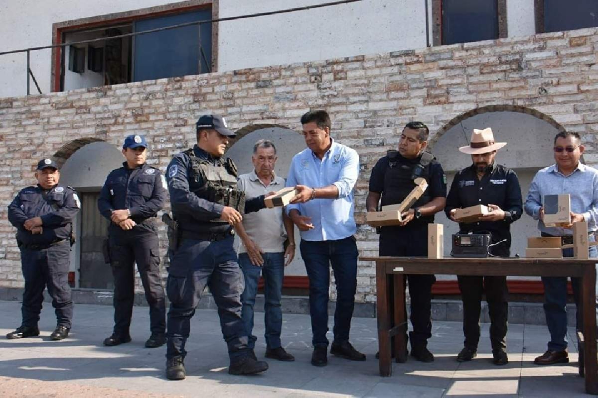 Reciben policías de Yautepec equipos de radiocomunicación