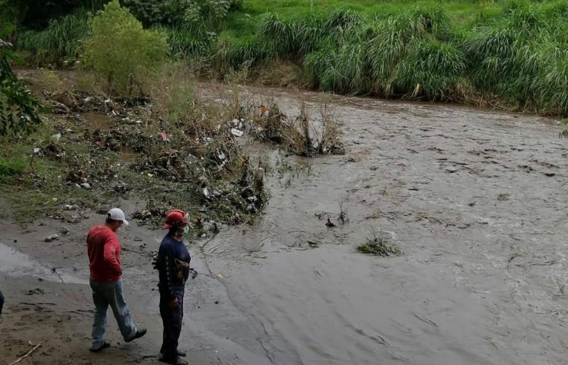 Recuperan PC y bomberos el cadáver de un hombre que flotaba en el río Apatlaco