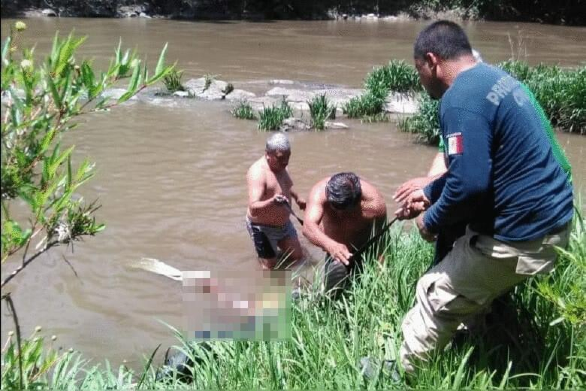Hallan rescatistas el cadáver de un hombre que cayó al río Amacuzac