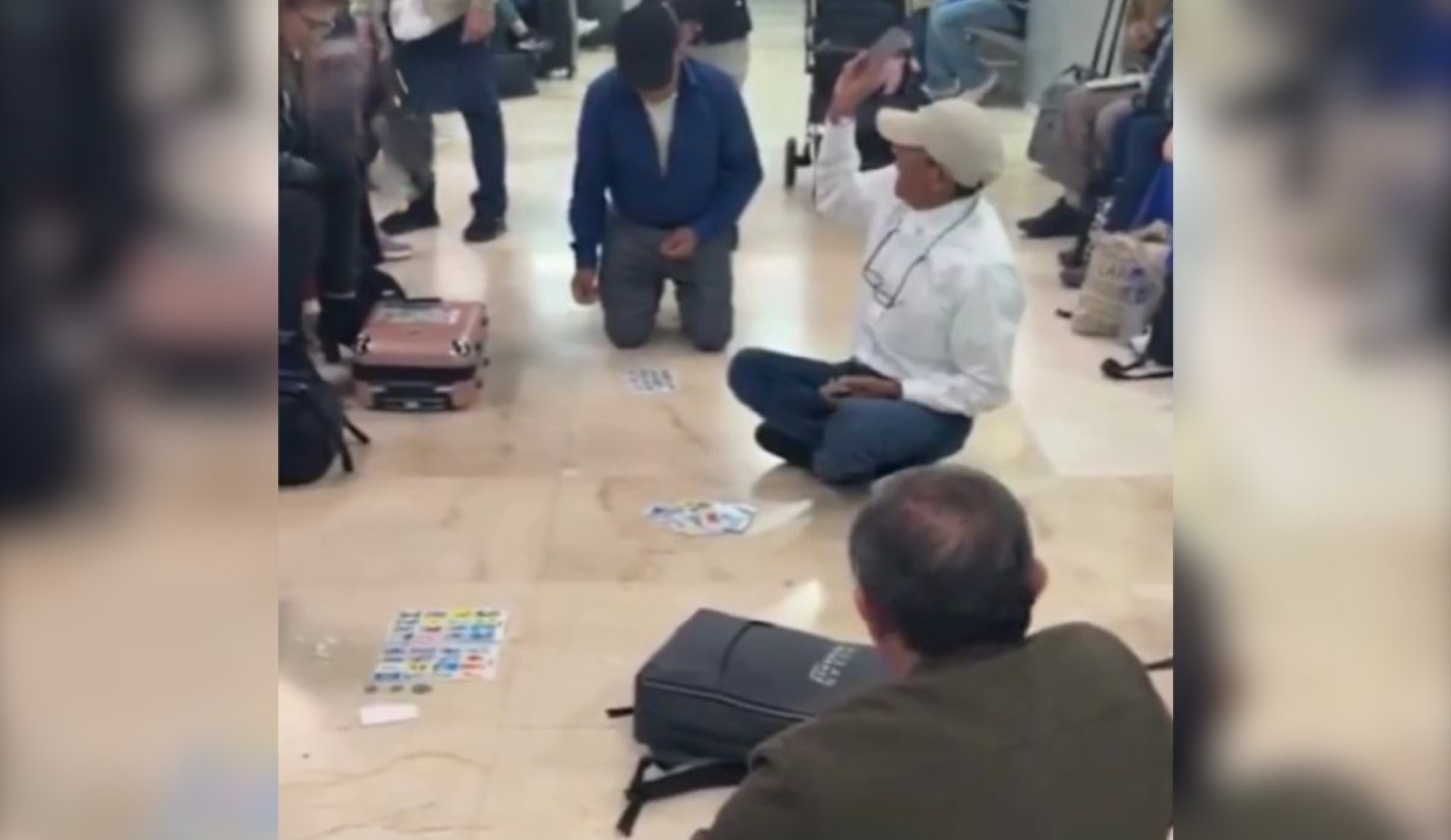Pasajeros improvisan partida de lotería en aeropuerto y video se vuelve viral