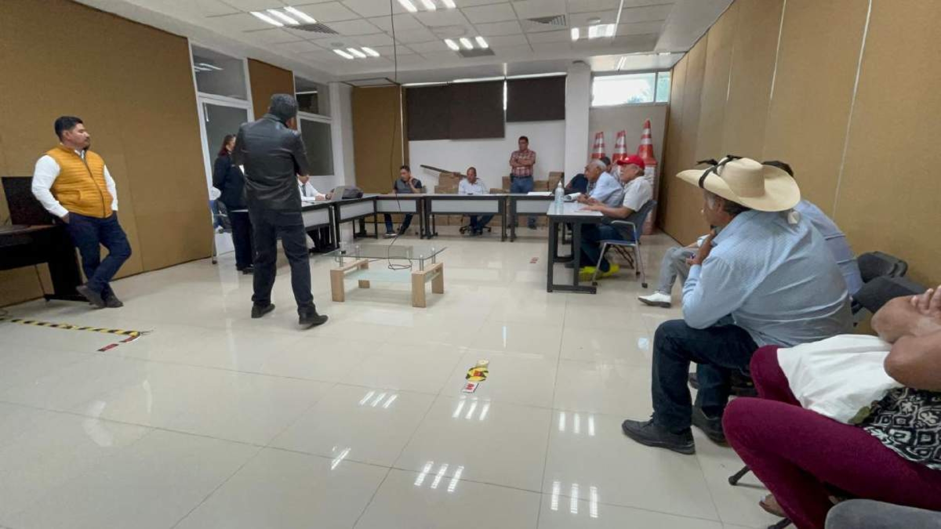 Protestan campesinos ante la CFE por cobros excesivos