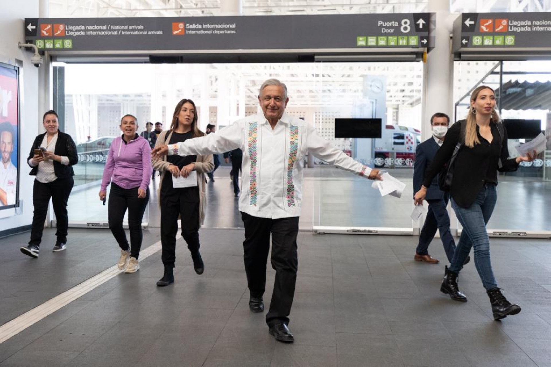 AMLO pide ‘sana distancia’ en aeropuerto por fotos y entrevistas
