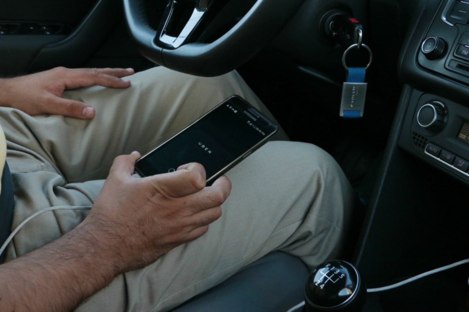 Taxistas insisten en que se multe a las unidades de Uber