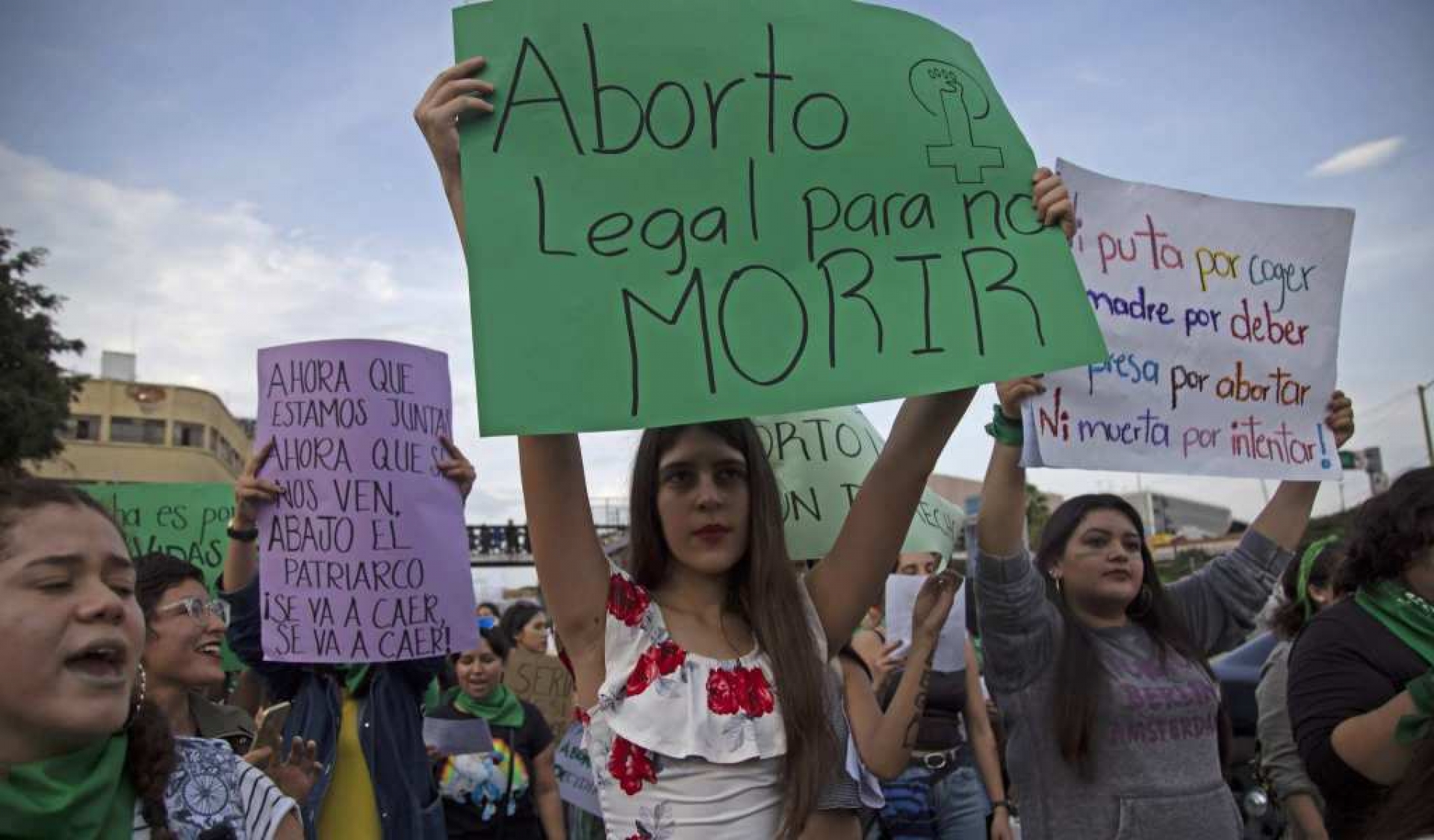 Con pancartas, feministas exigen aborto legal y seguro en todo el país