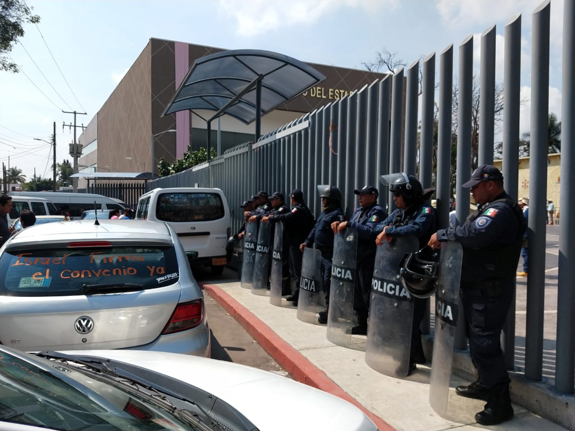 Arriban policías antimotines al Congreso del estado
