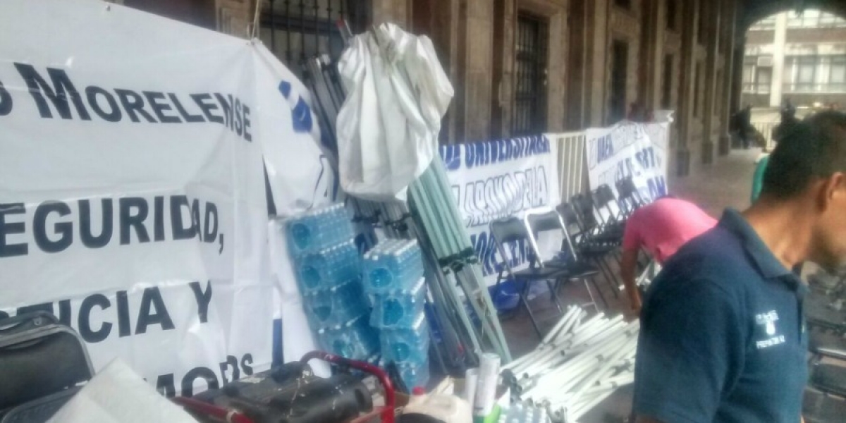 Manifestantes reocupan pasillo lateral del Palacio de Gobierno